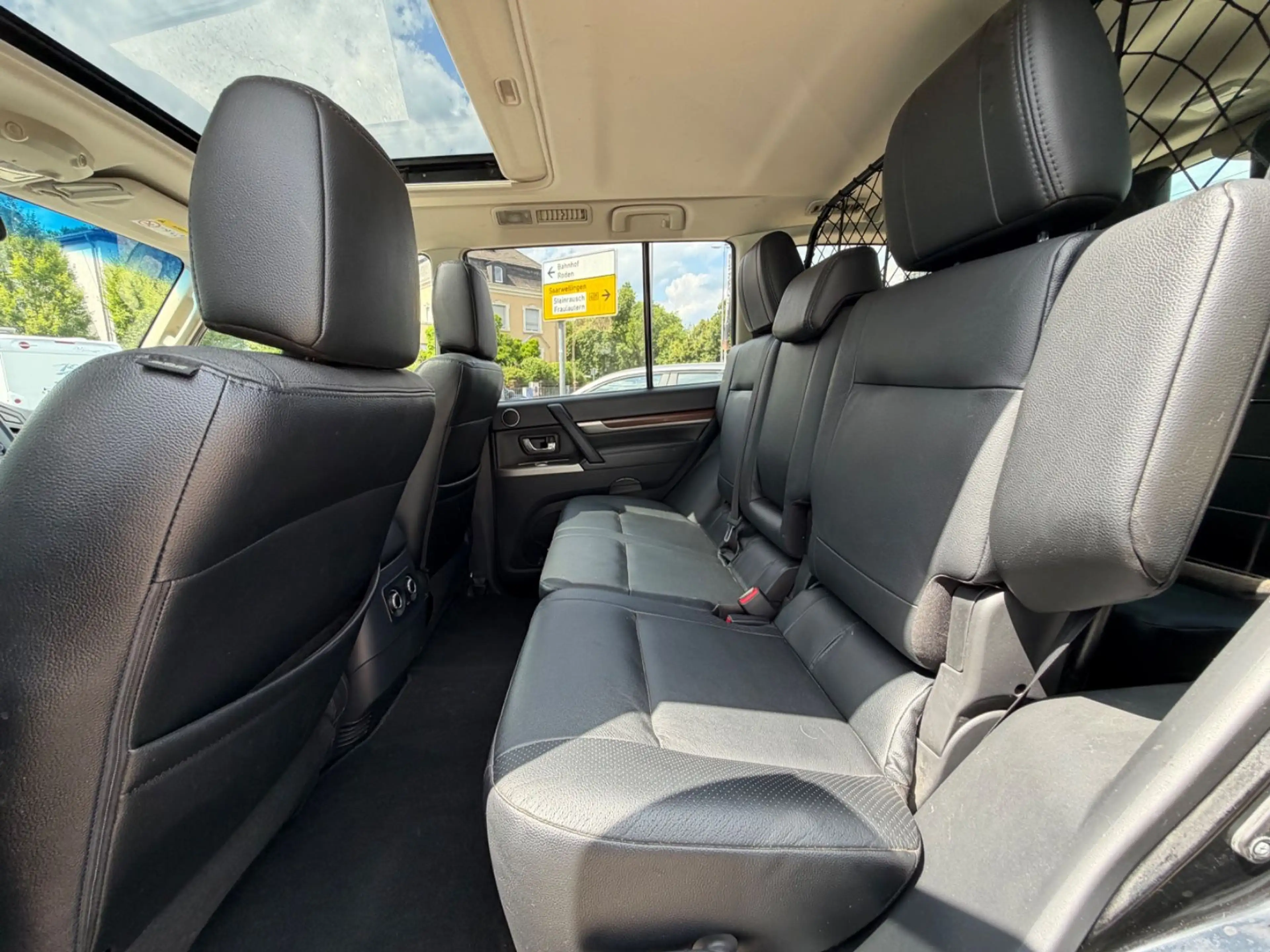Mitsubishi Pajero 3.2 DI-D Instyle/7xSitzer/Leder/Pano/ — photo 14