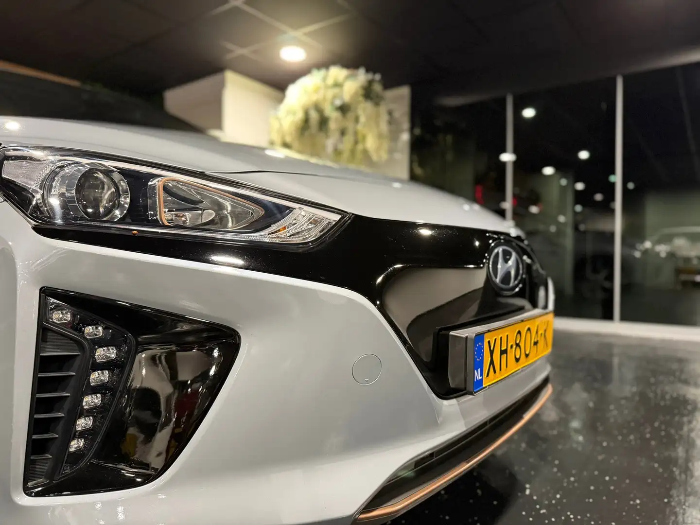 Hyundai IONIQ Comfort EV CAMERA - SOH 100% - NAVI - LED CLIMA. Grijs - 2