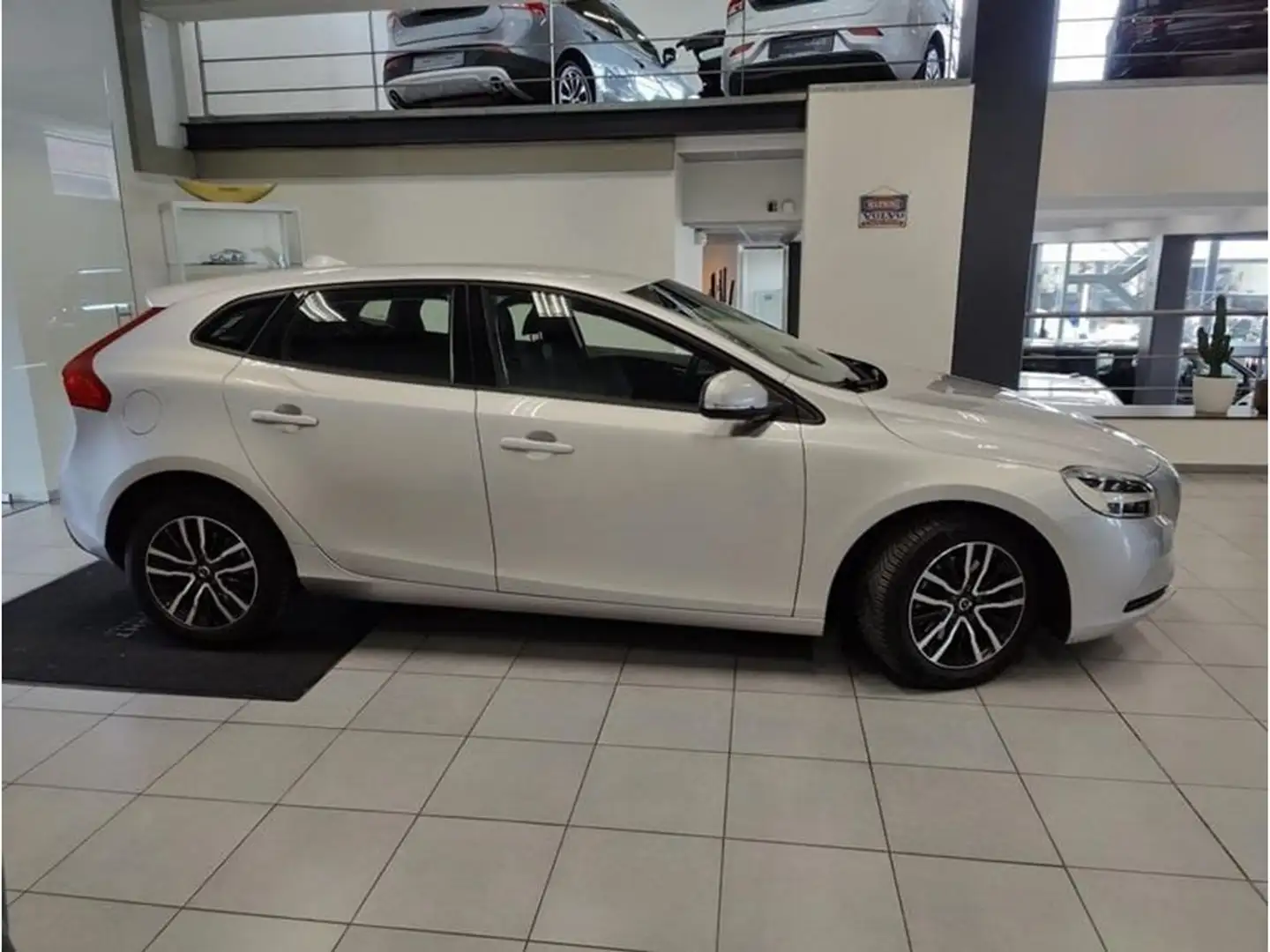 Volvo V40 BLACK EDITION T2 BENZINE Stříbrná - 2