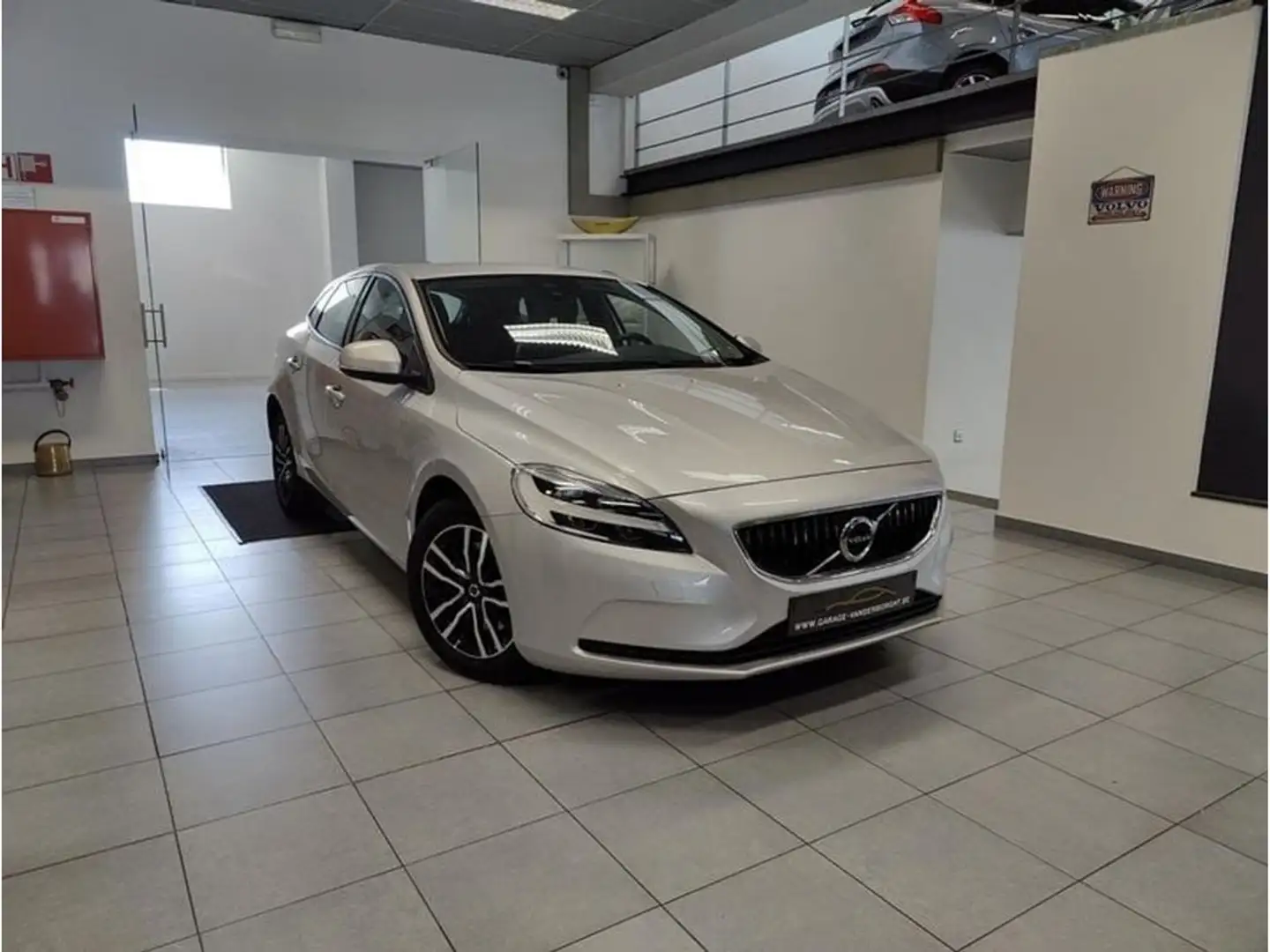 Volvo V40 BLACK EDITION T2 BENZINE Stříbrná - 1