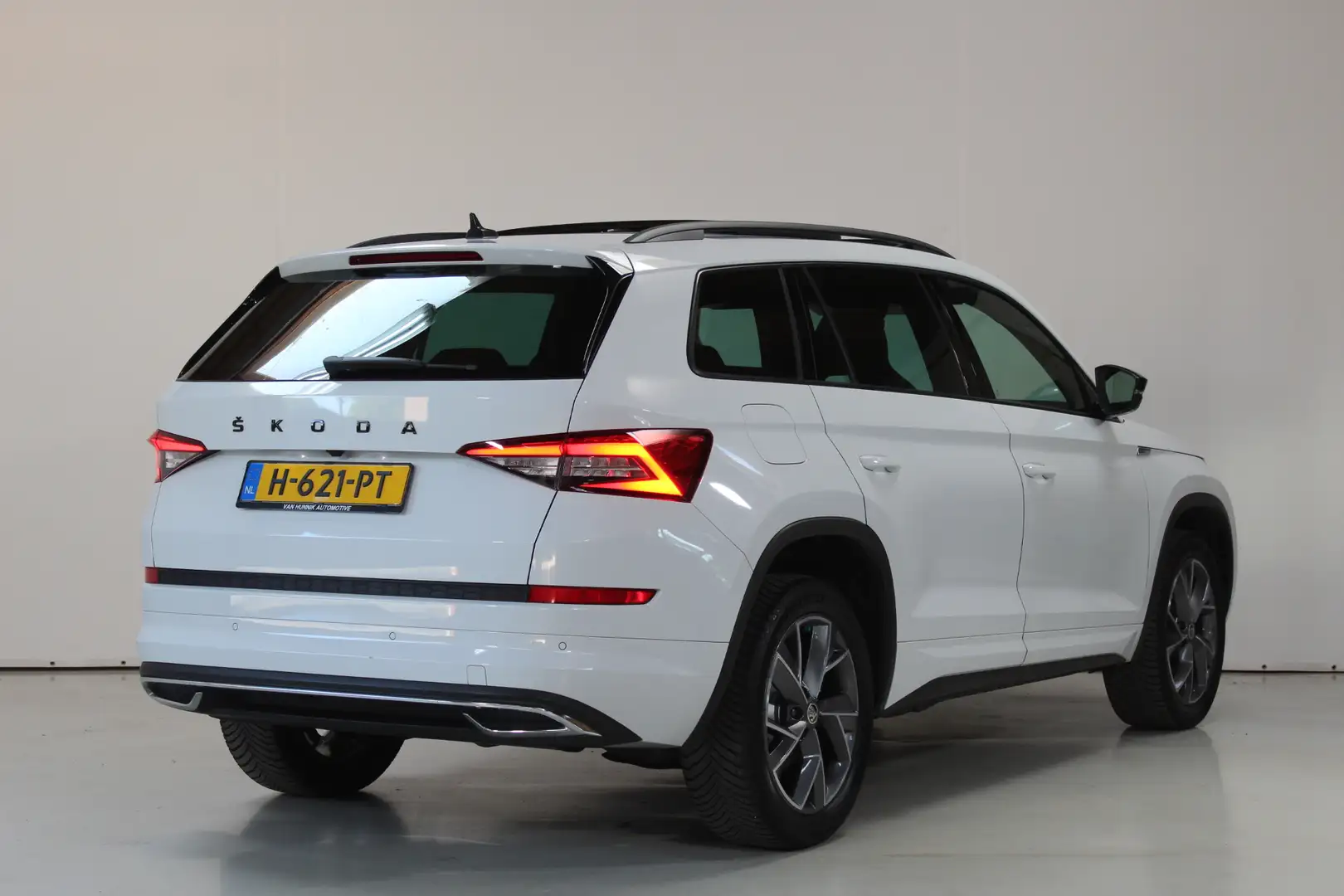 Skoda Kodiaq 1.5 TSI Sportline Bns 7p | Pano | Trekhaak | Sfeer Weiß - 2
