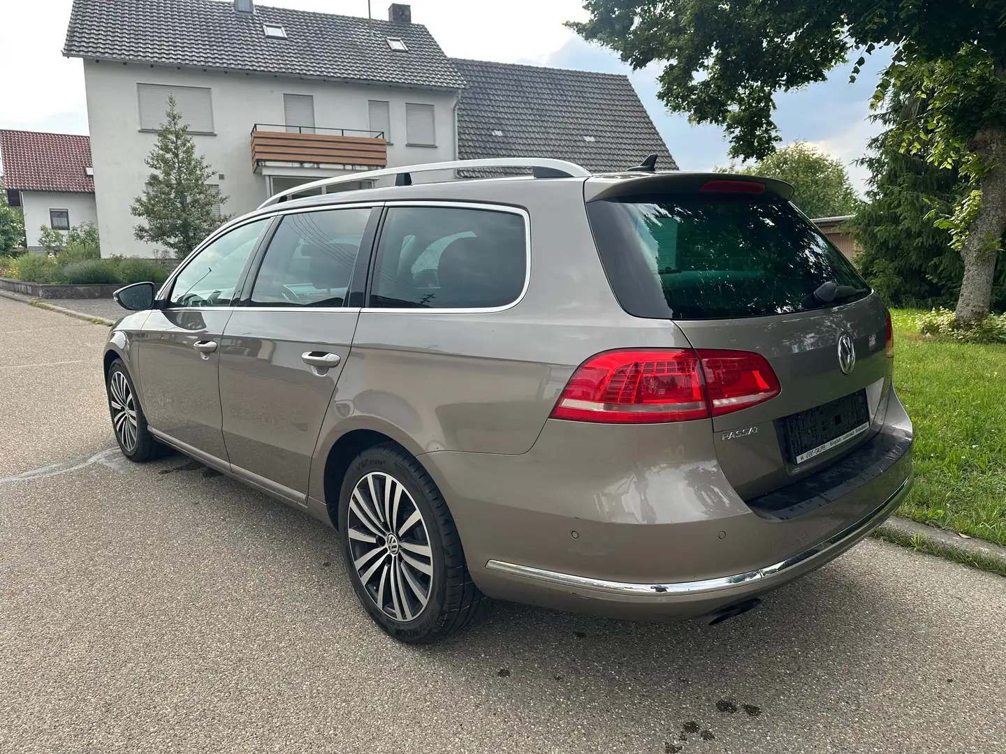 Volkswagen Passat Variant B7 2.0 TDI Highline *Xenon*Kamera*AHK*Spurhalte* Braun - 2
