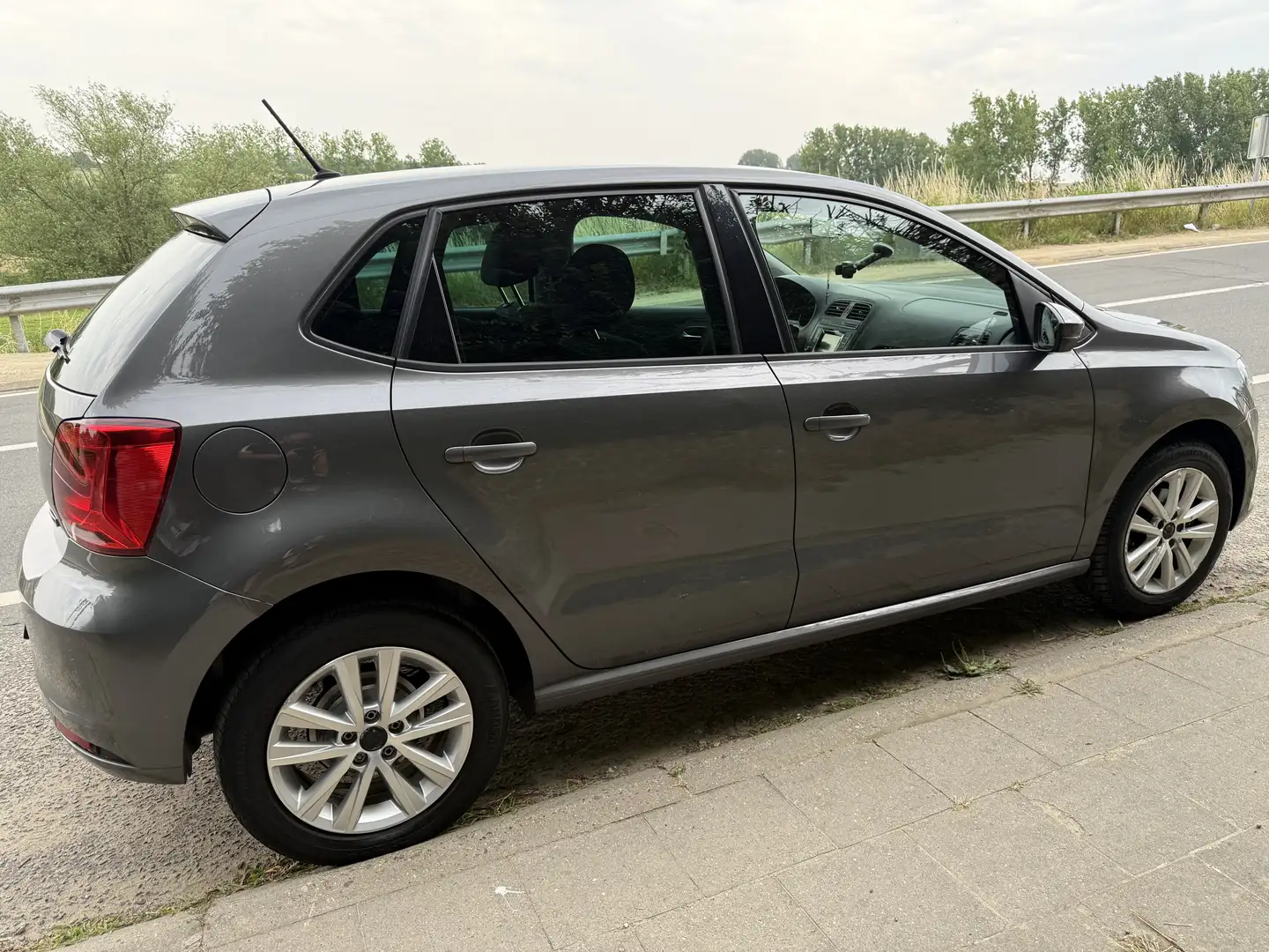 Volkswagen Polo Polo 1.0i Trendline Grijs - 2