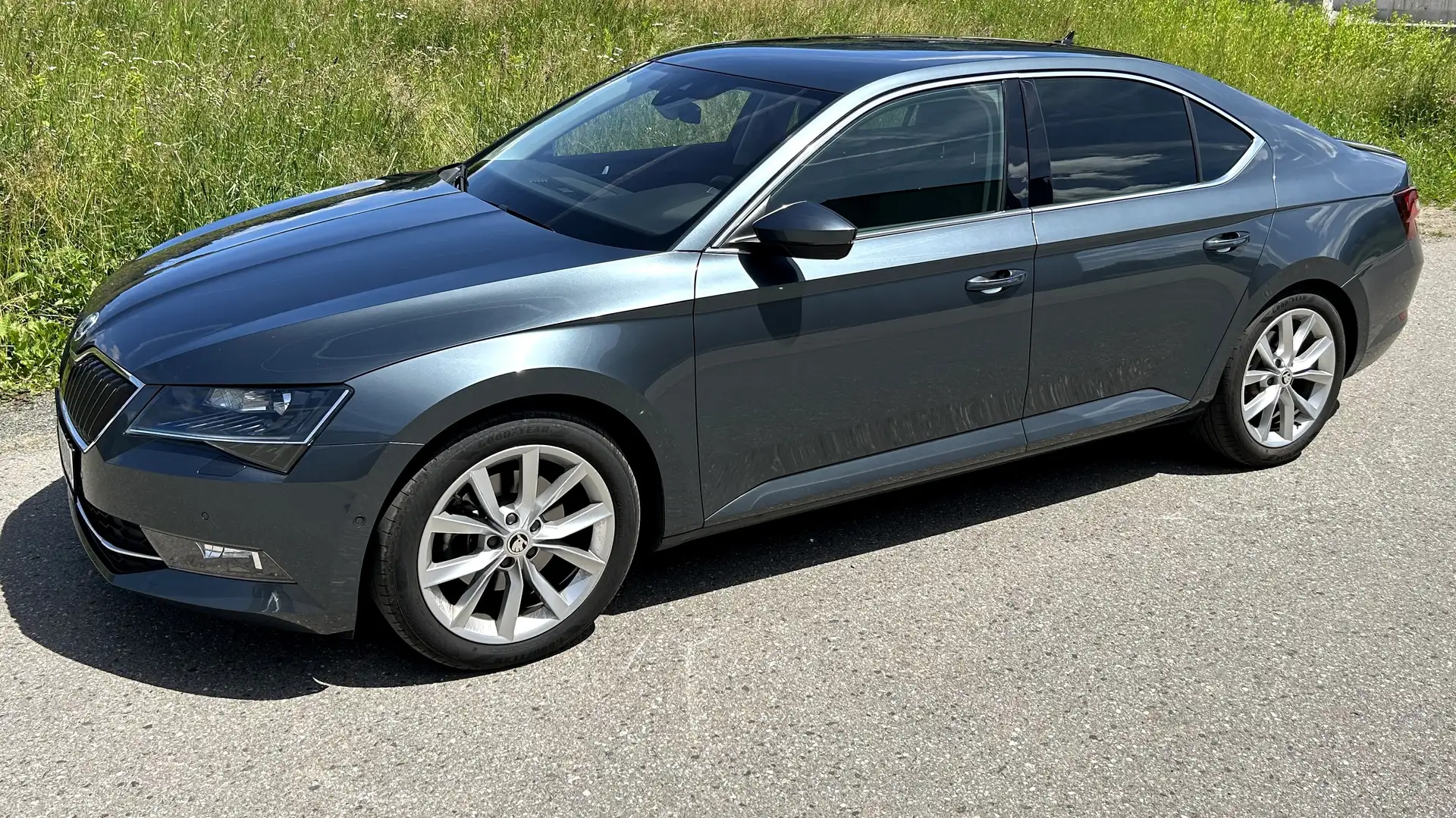 Skoda Superb 2,0 TDI Style Grau - 1