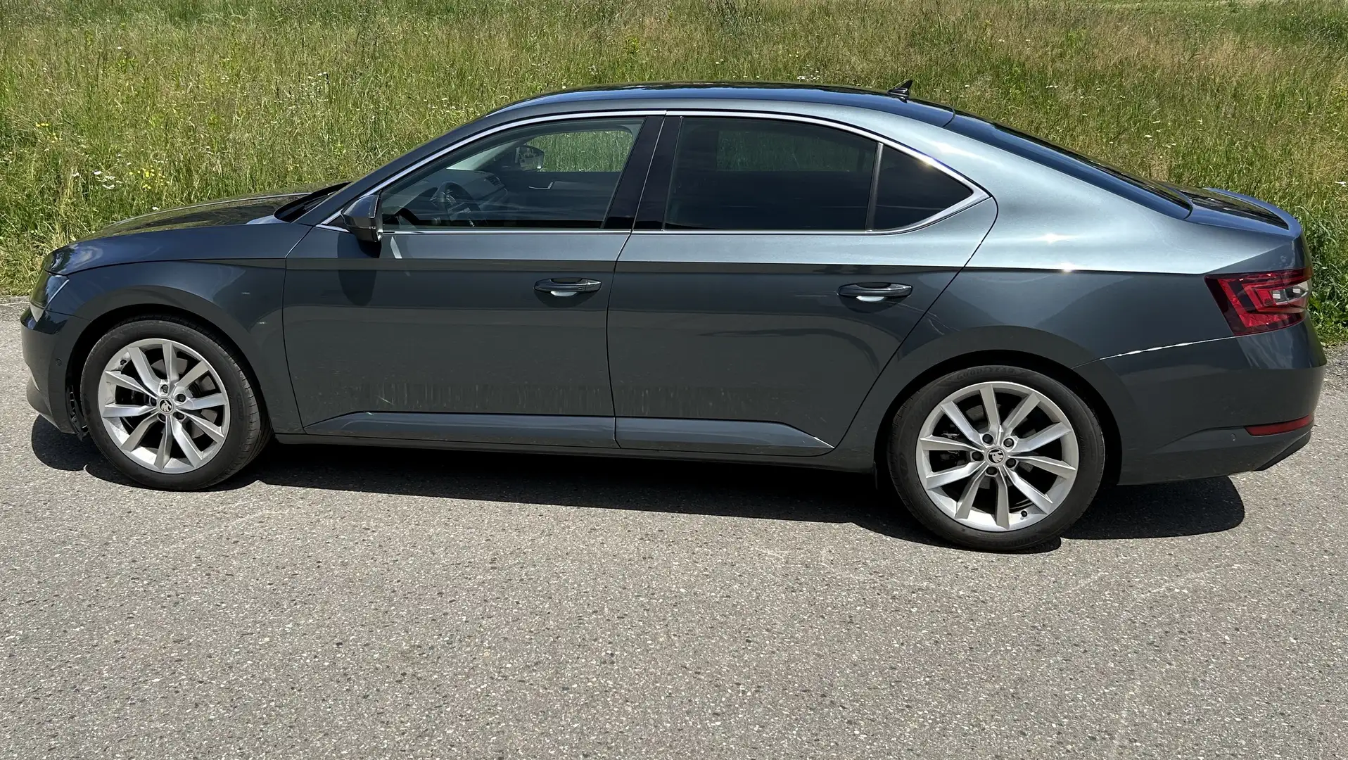 Skoda Superb 2,0 TDI Style Grau - 2