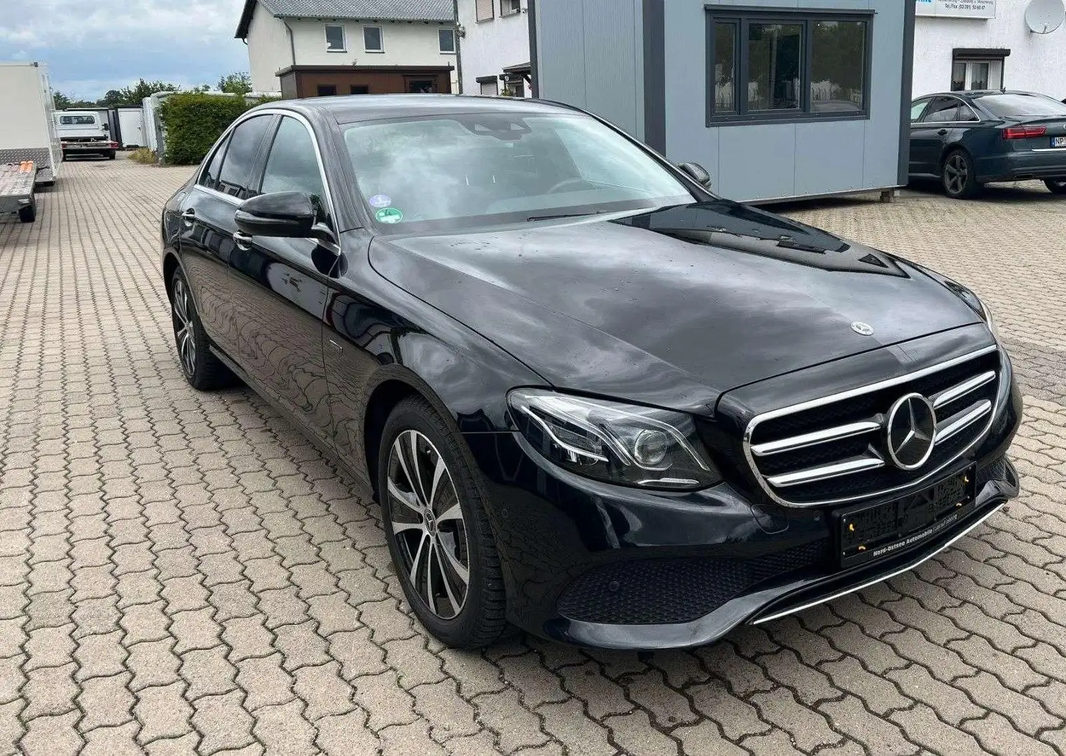 Mercedes-Benz E 300 e E -Klasse Lim. NAV * SHZ * Schwarz - 2