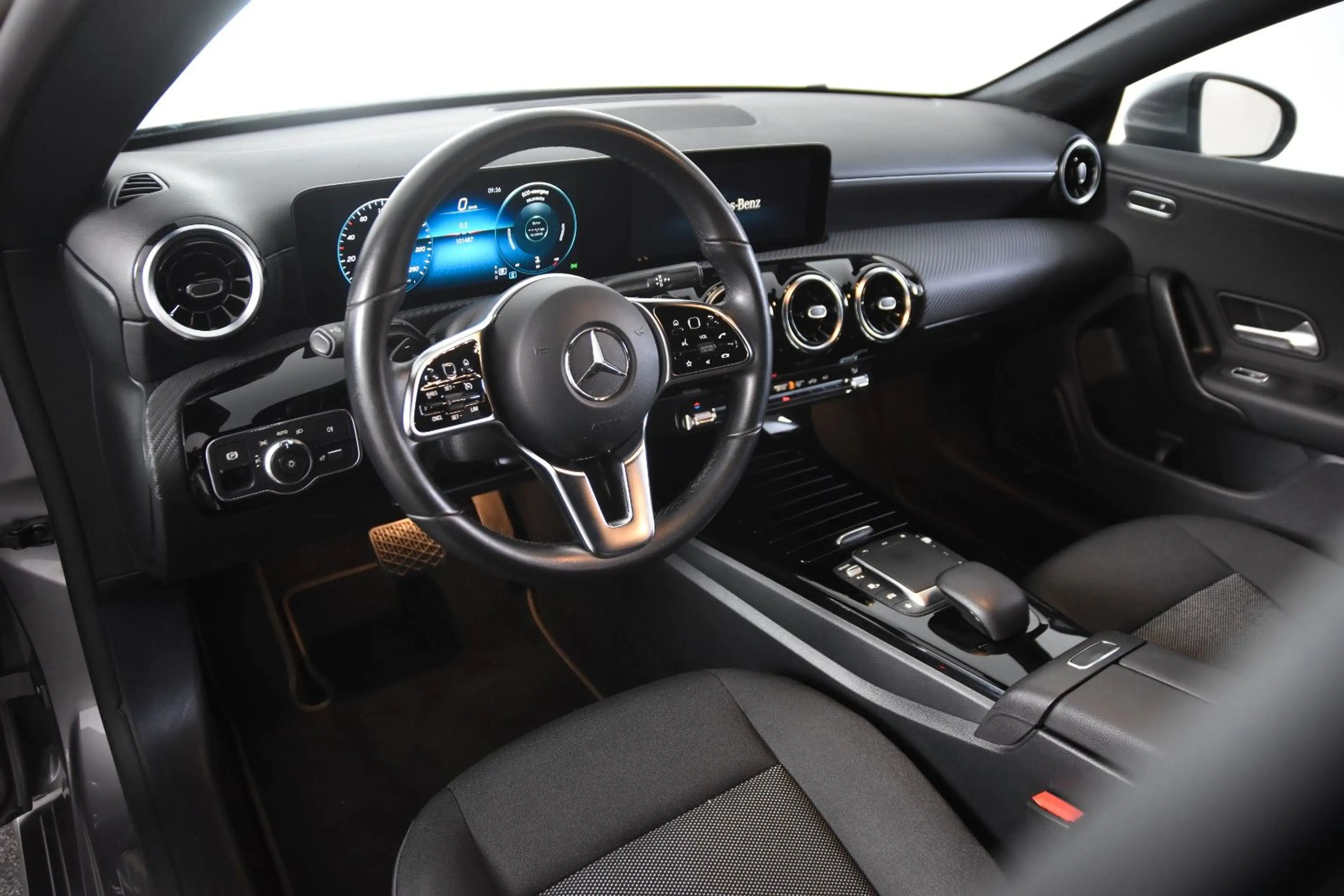 Mercedes-Benz CLA 180 *1.Hand*Navi*SHZ*EHK*Carplay* — photo 2