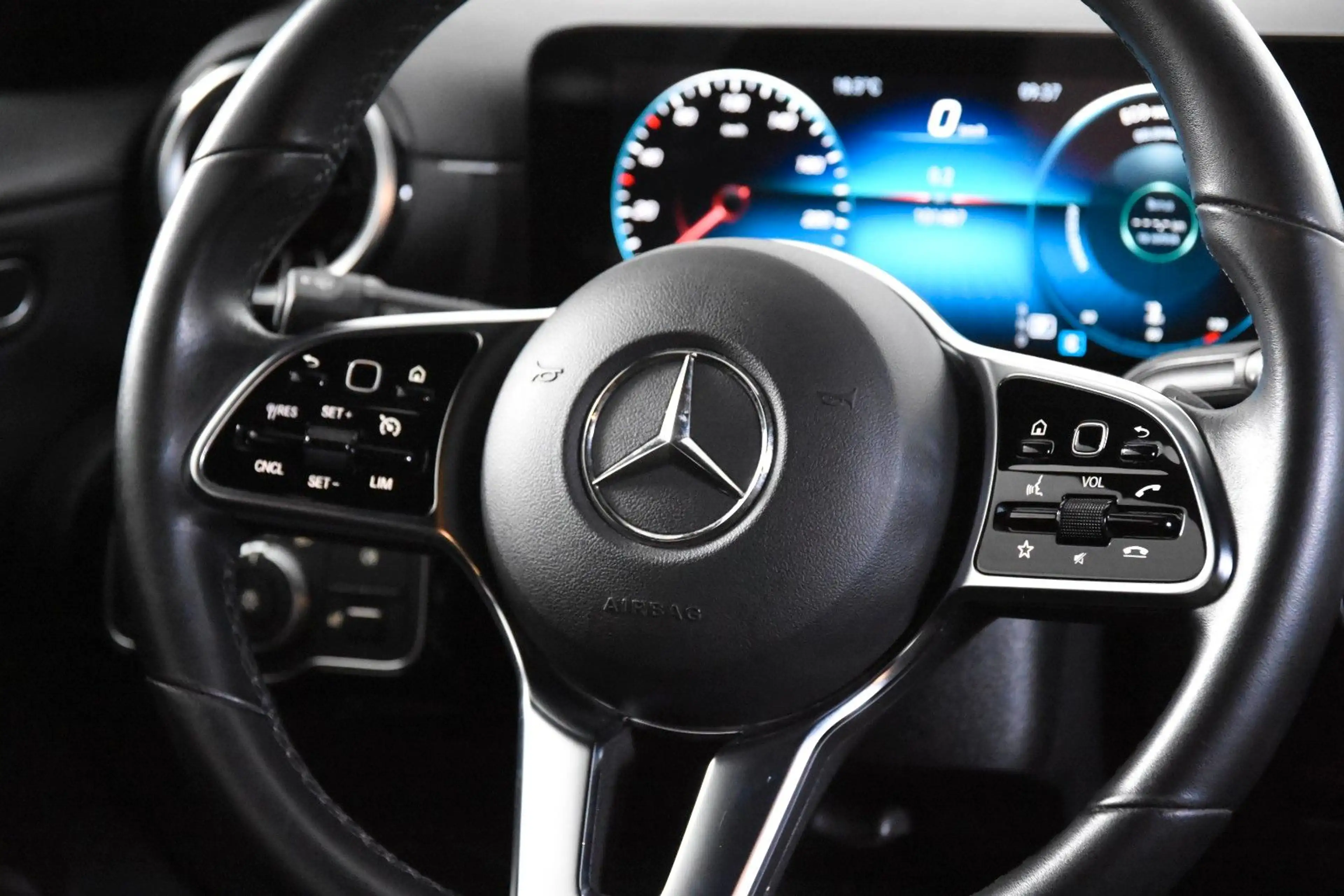 Mercedes-Benz CLA 180 *1.Hand*Navi*SHZ*EHK*Carplay* — photo 9