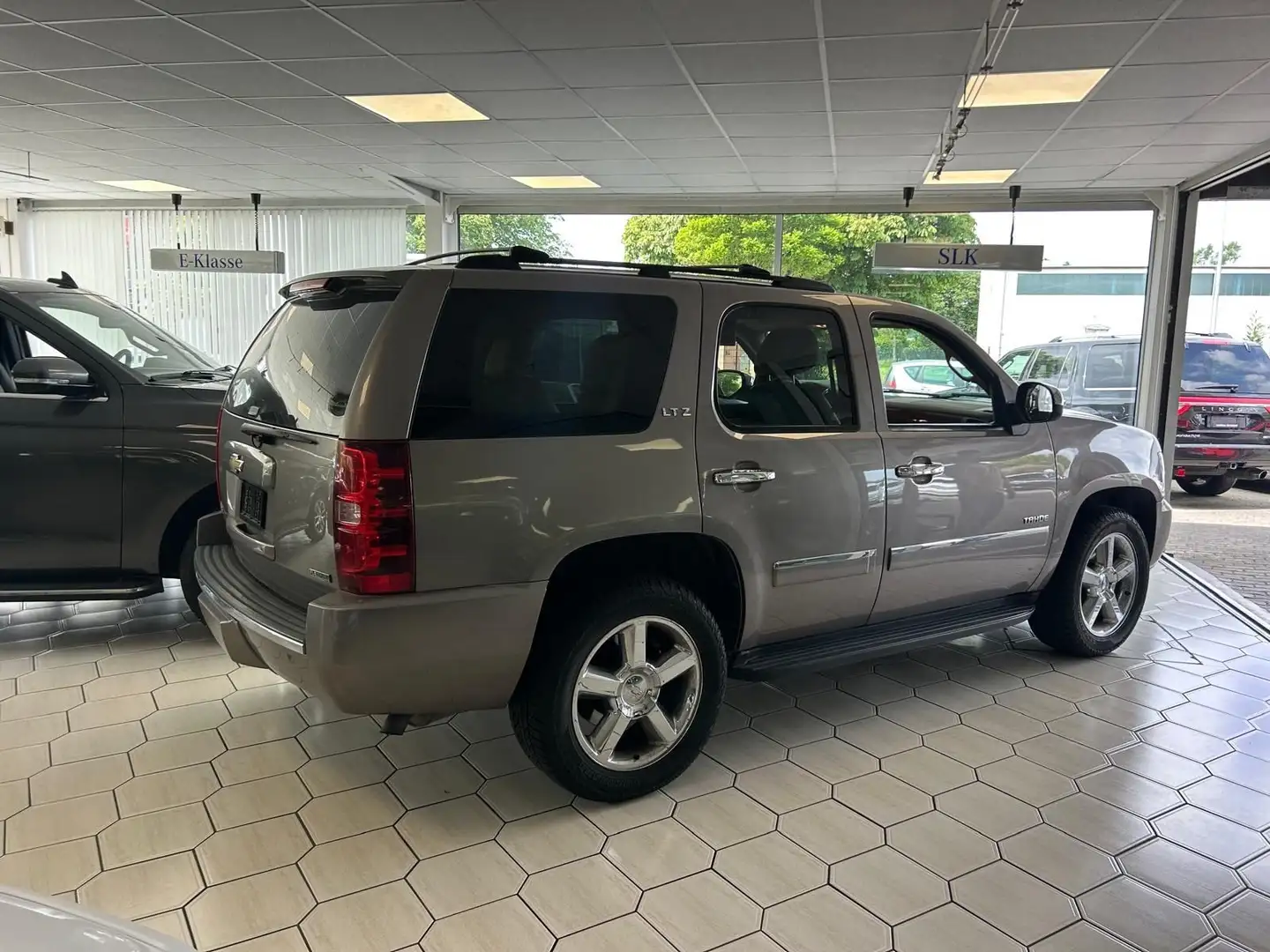 Chevrolet Tahoe 5.3L V8 LT 4WD- 7-Sitze Gris - 1