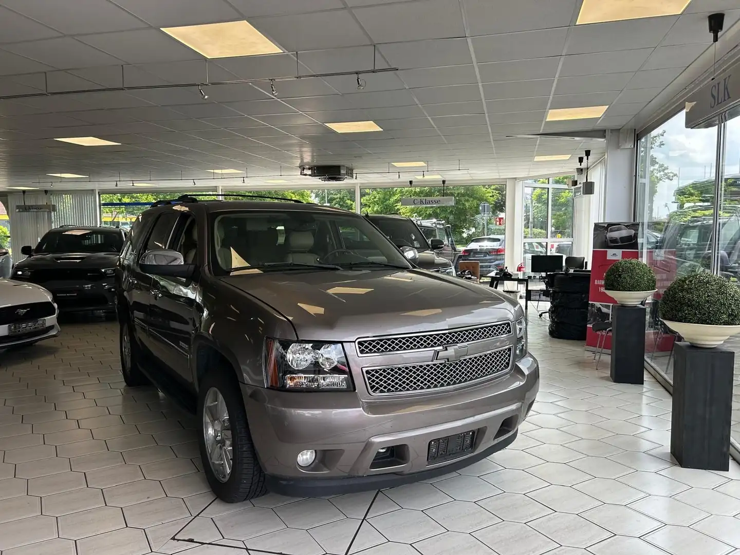 Chevrolet Tahoe 5.3L V8 LT 4WD- 7-Sitze Grau - 1