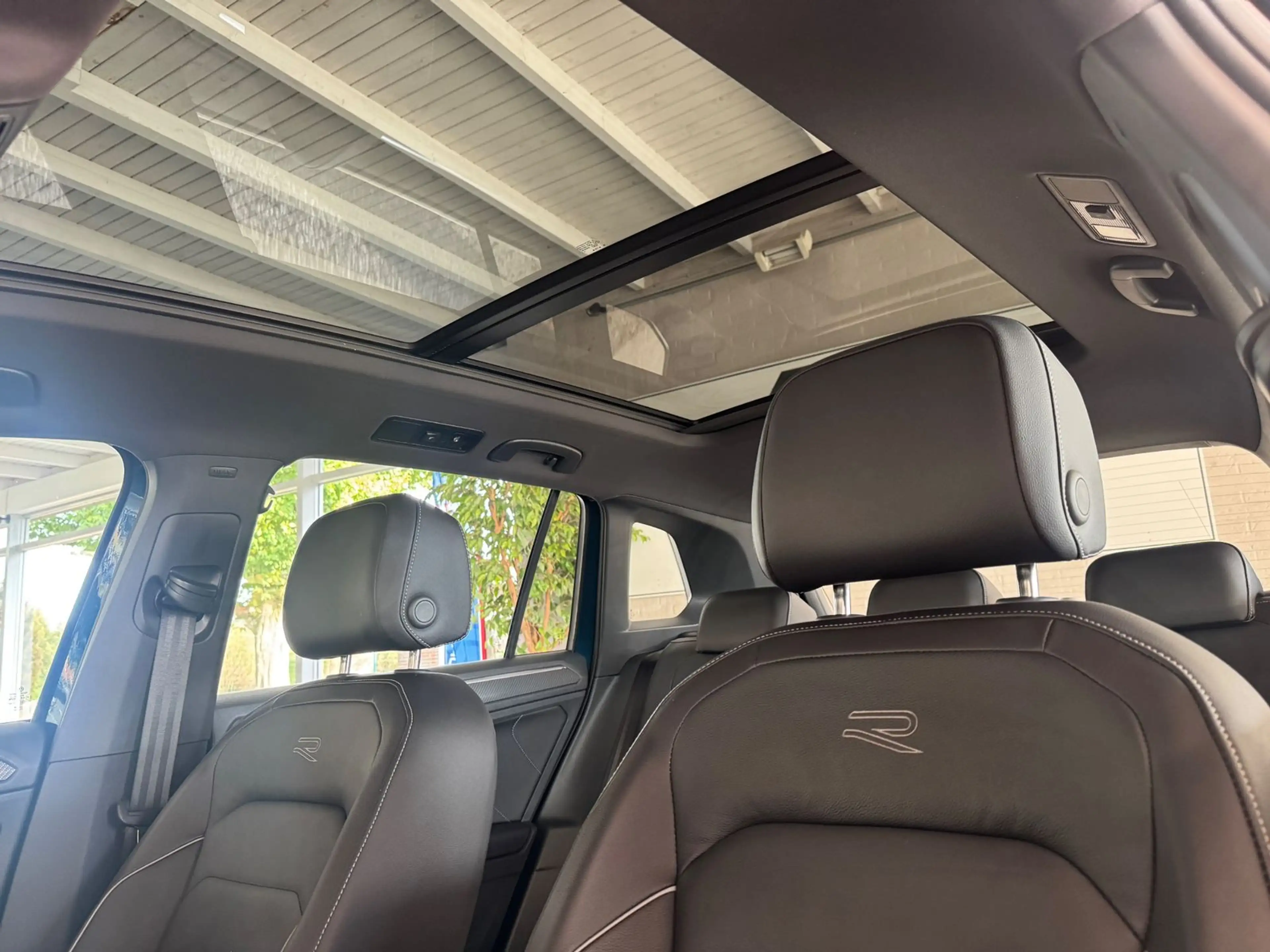 Volkswagen Tiguan R-Line 2.0 TDI DSG AHK LED Navi Kamera — photo 11