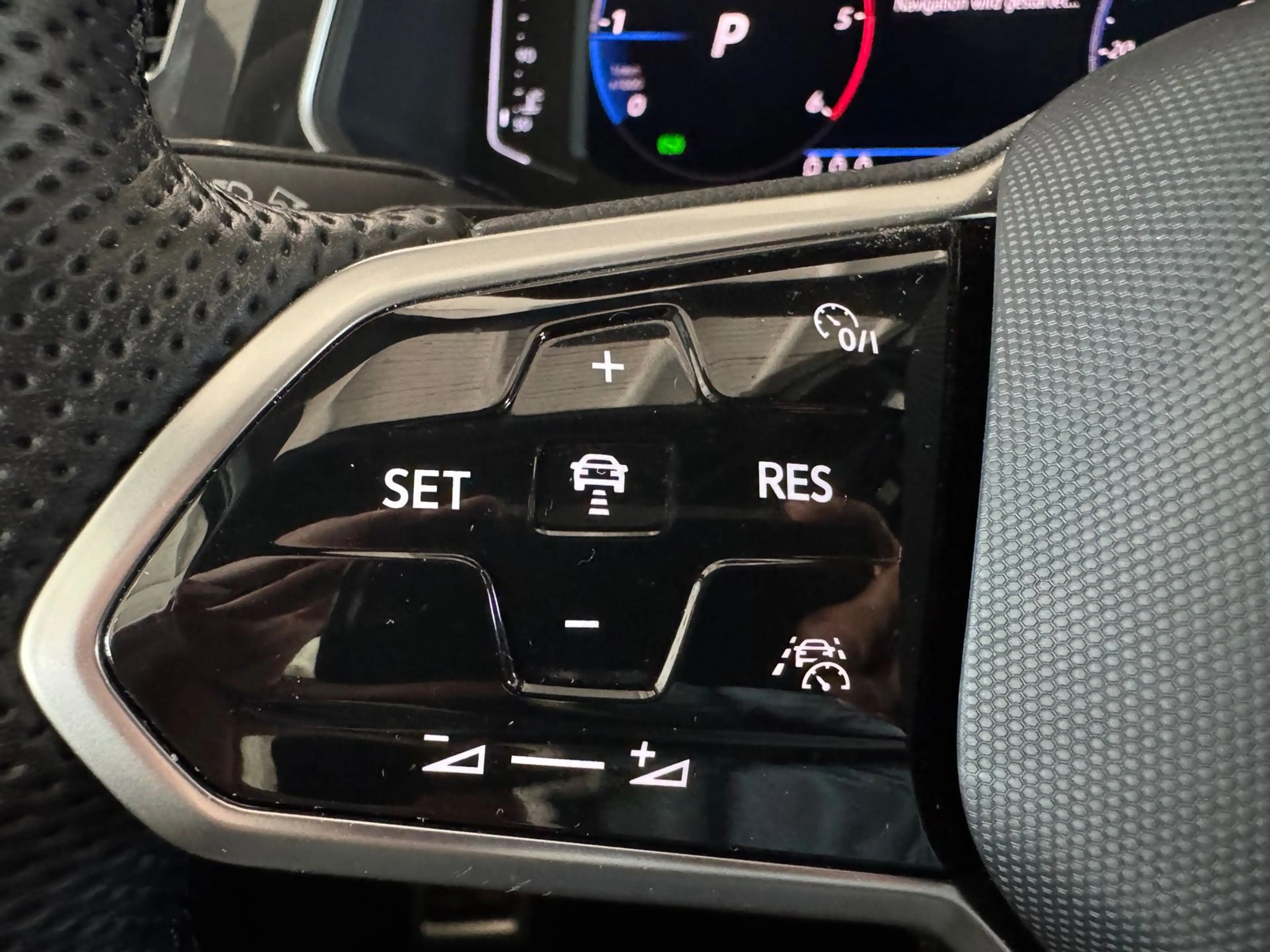 Volkswagen Tiguan R-Line 2.0 TDI DSG AHK LED Navi Kamera — photo 13