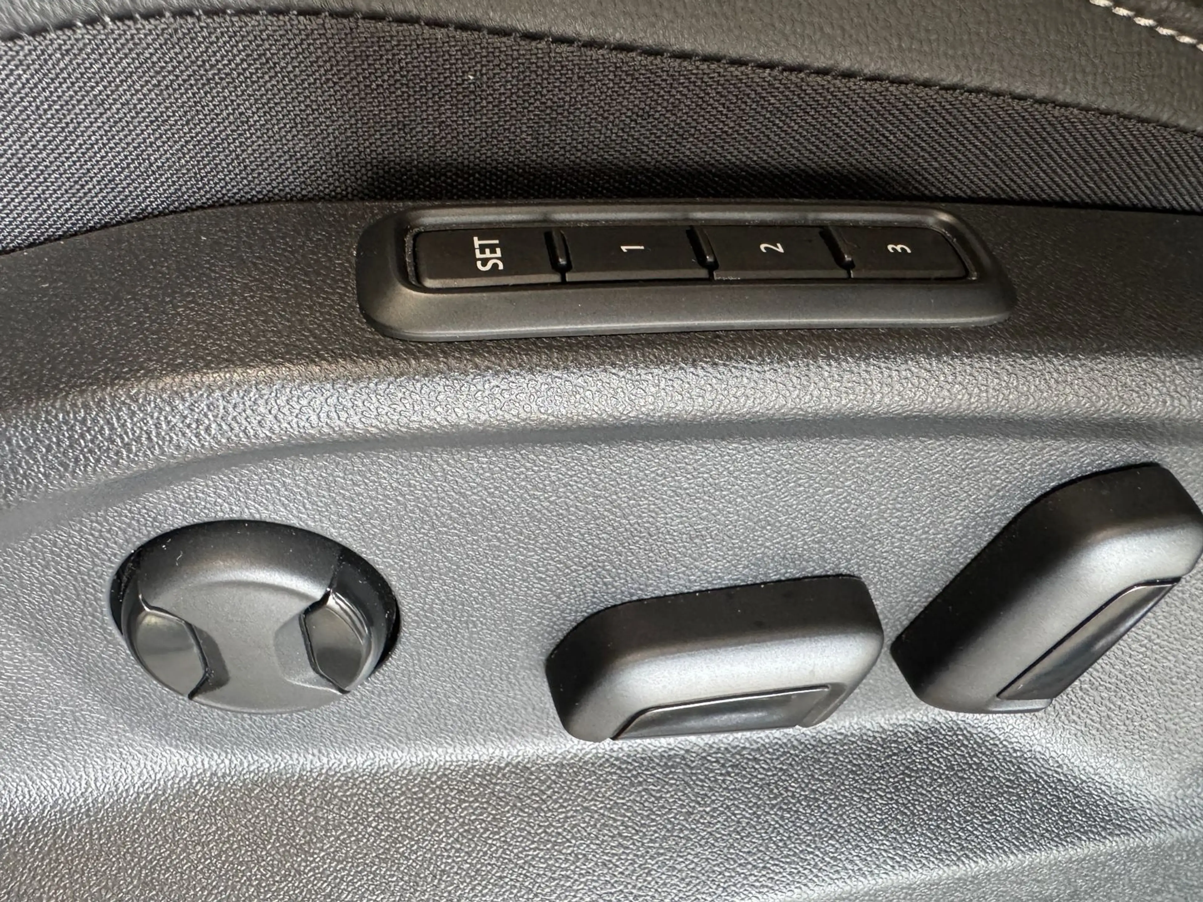 Volkswagen Tiguan R-Line 2.0 TDI DSG AHK LED Navi Kamera — photo 6