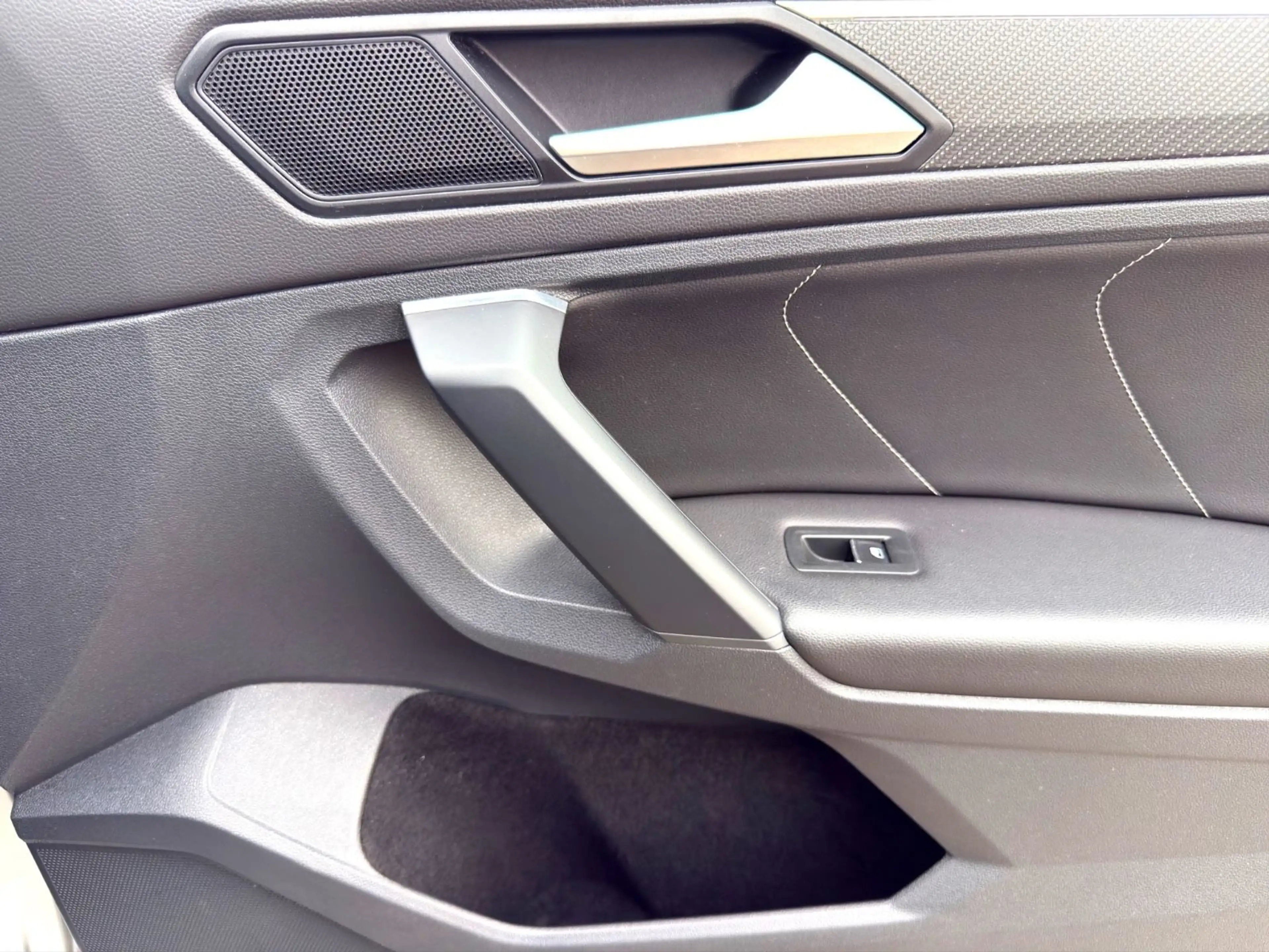 Volkswagen Tiguan R-Line eHybrid IQ-Drive RFK AHK LED ACC — photo 30