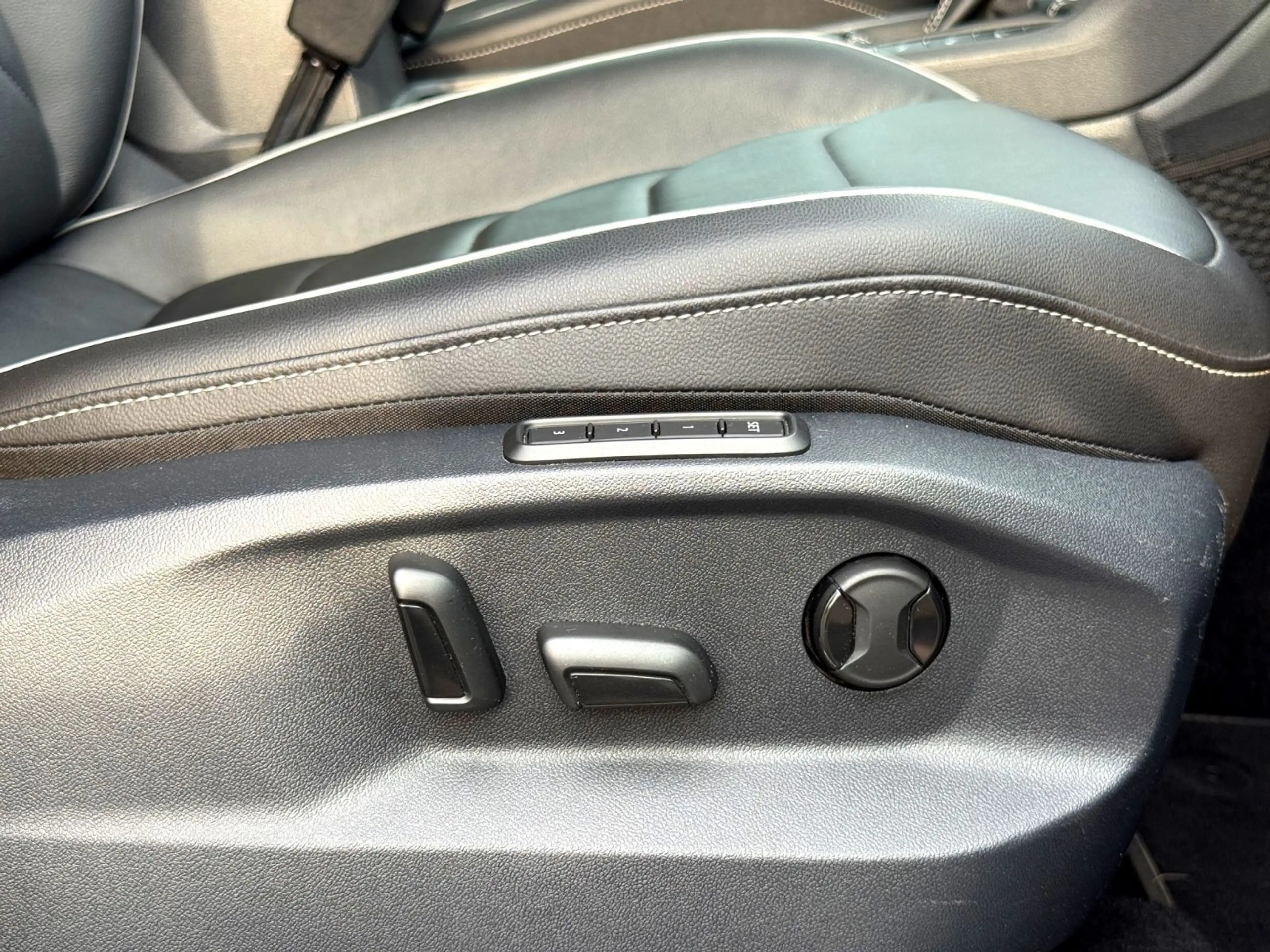 Volkswagen Tiguan R-Line eHybrid IQ-Drive RFK AHK LED ACC — photo 31