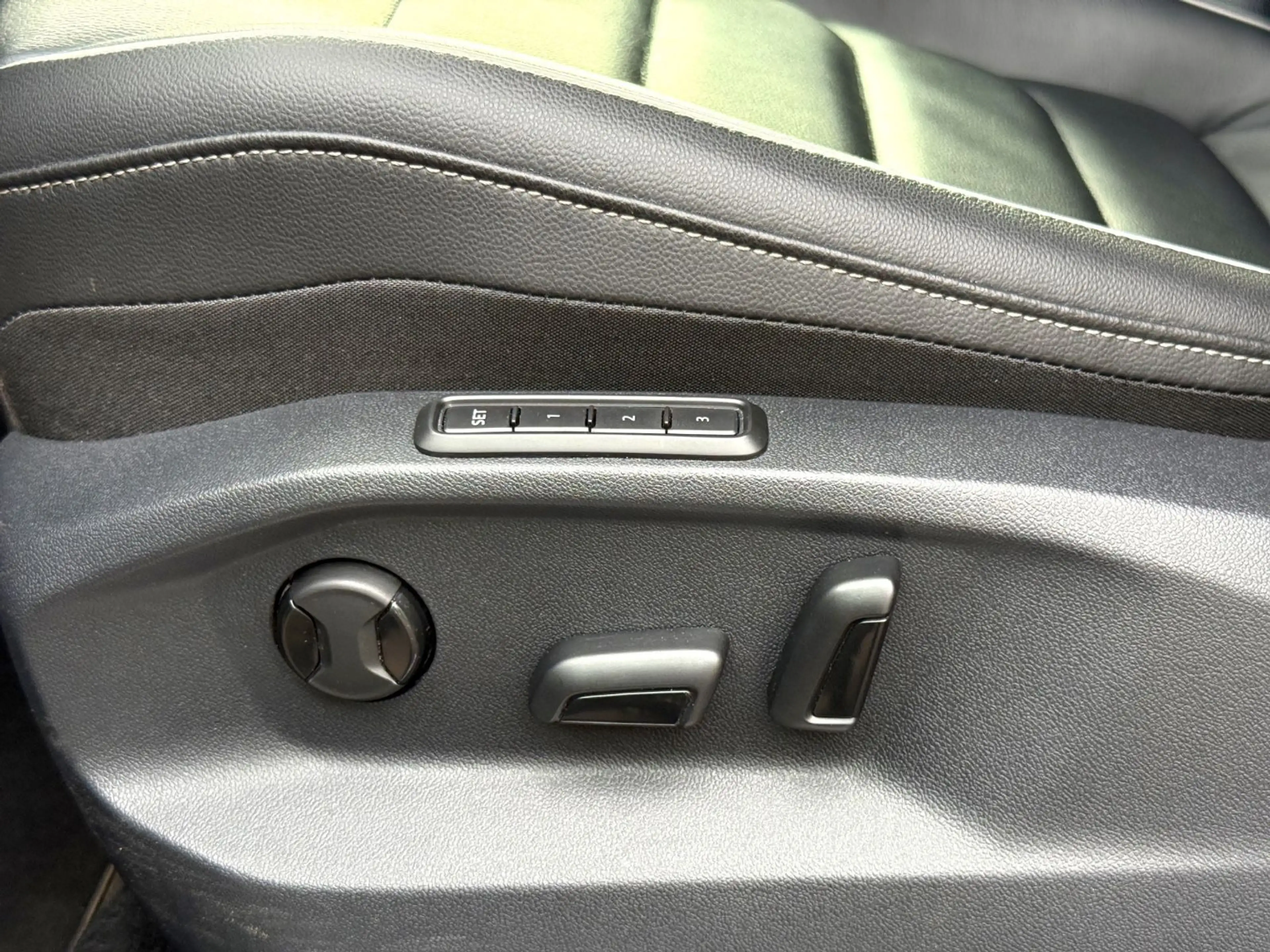 Volkswagen Tiguan R-Line eHybrid IQ-Drive RFK AHK LED ACC — photo 32