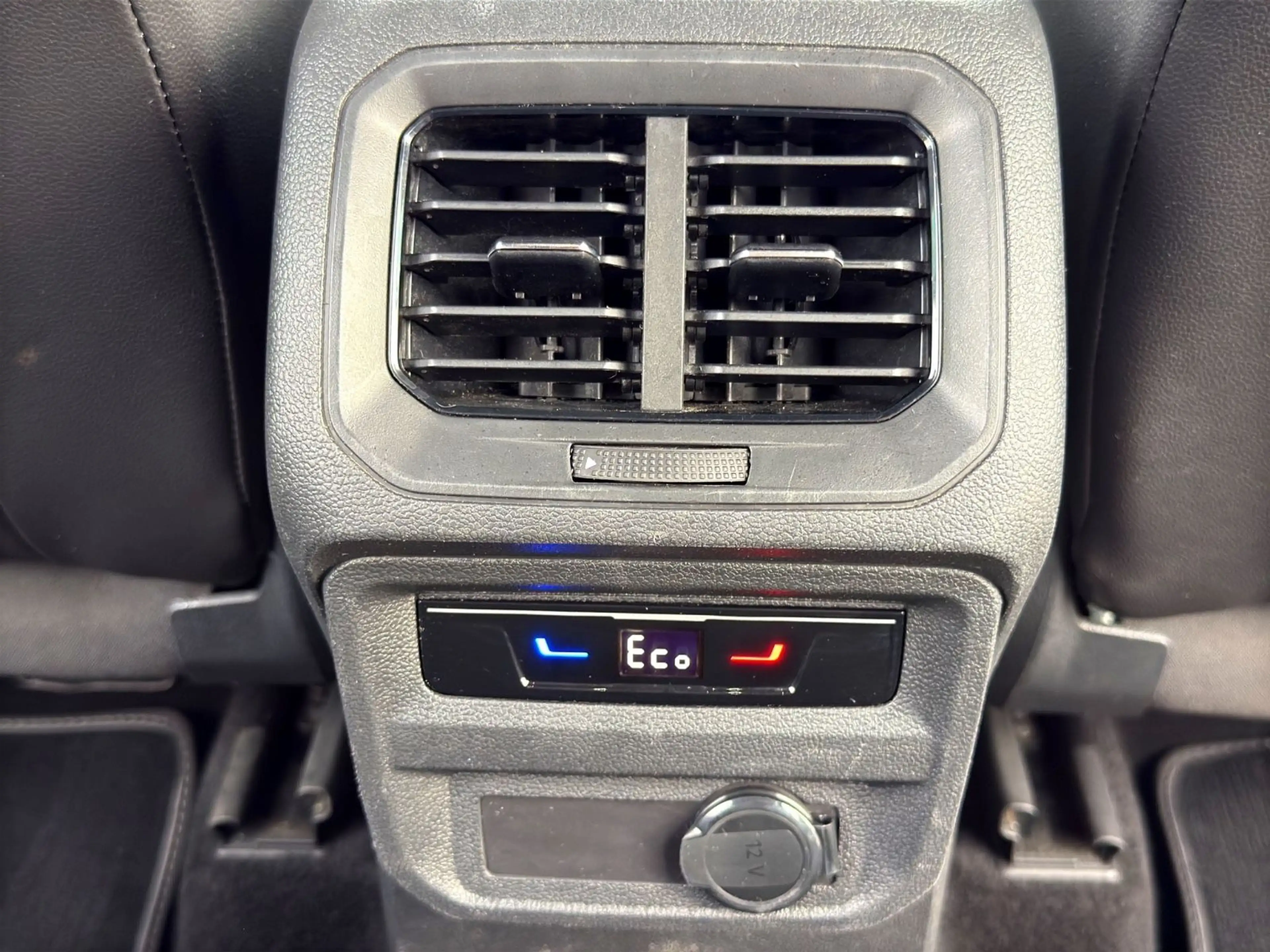 Volkswagen Tiguan R-Line eHybrid IQ-Drive RFK AHK LED ACC — photo 34