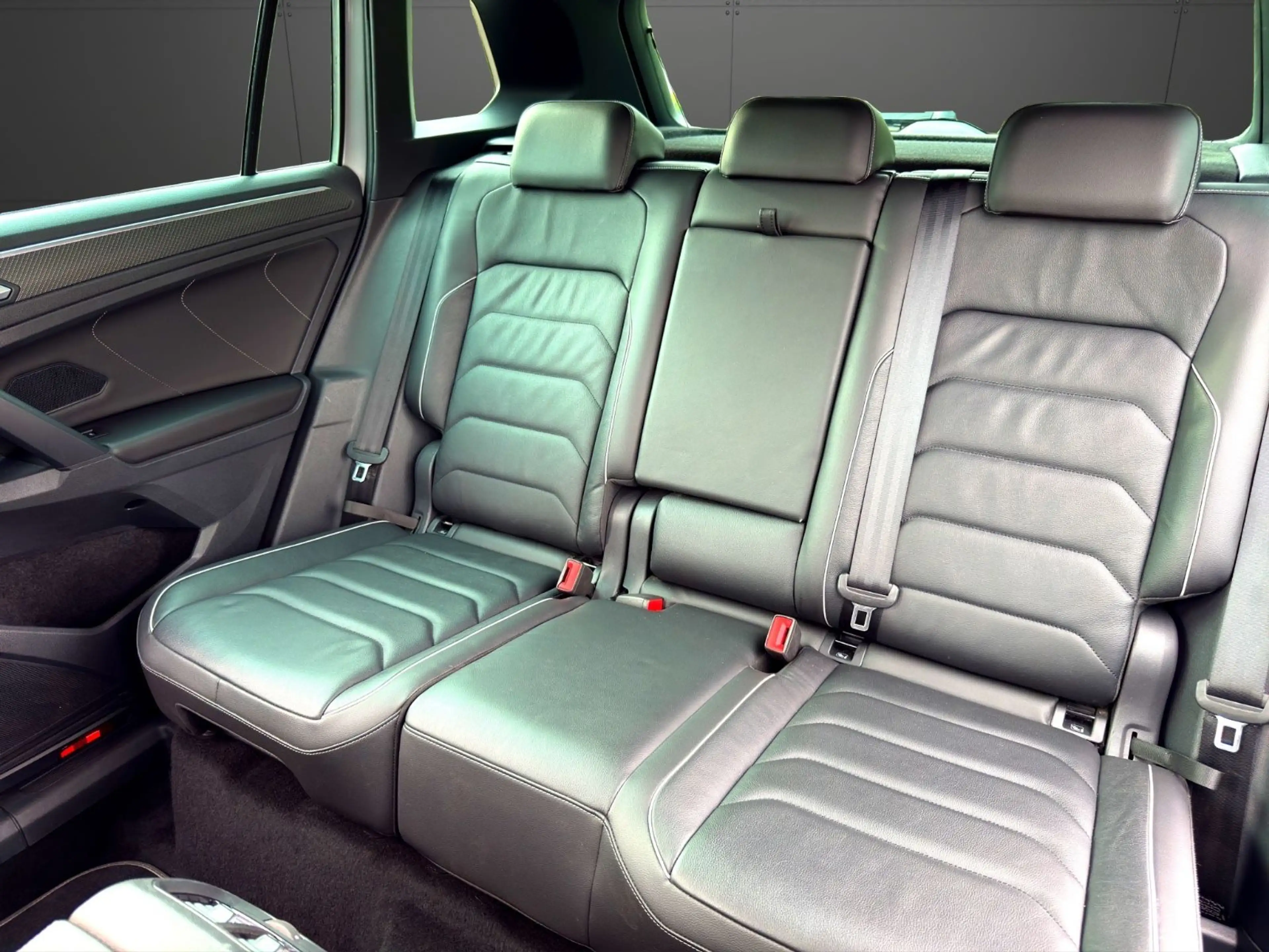 Volkswagen Tiguan R-Line eHybrid IQ-Drive RFK AHK LED ACC — photo 25