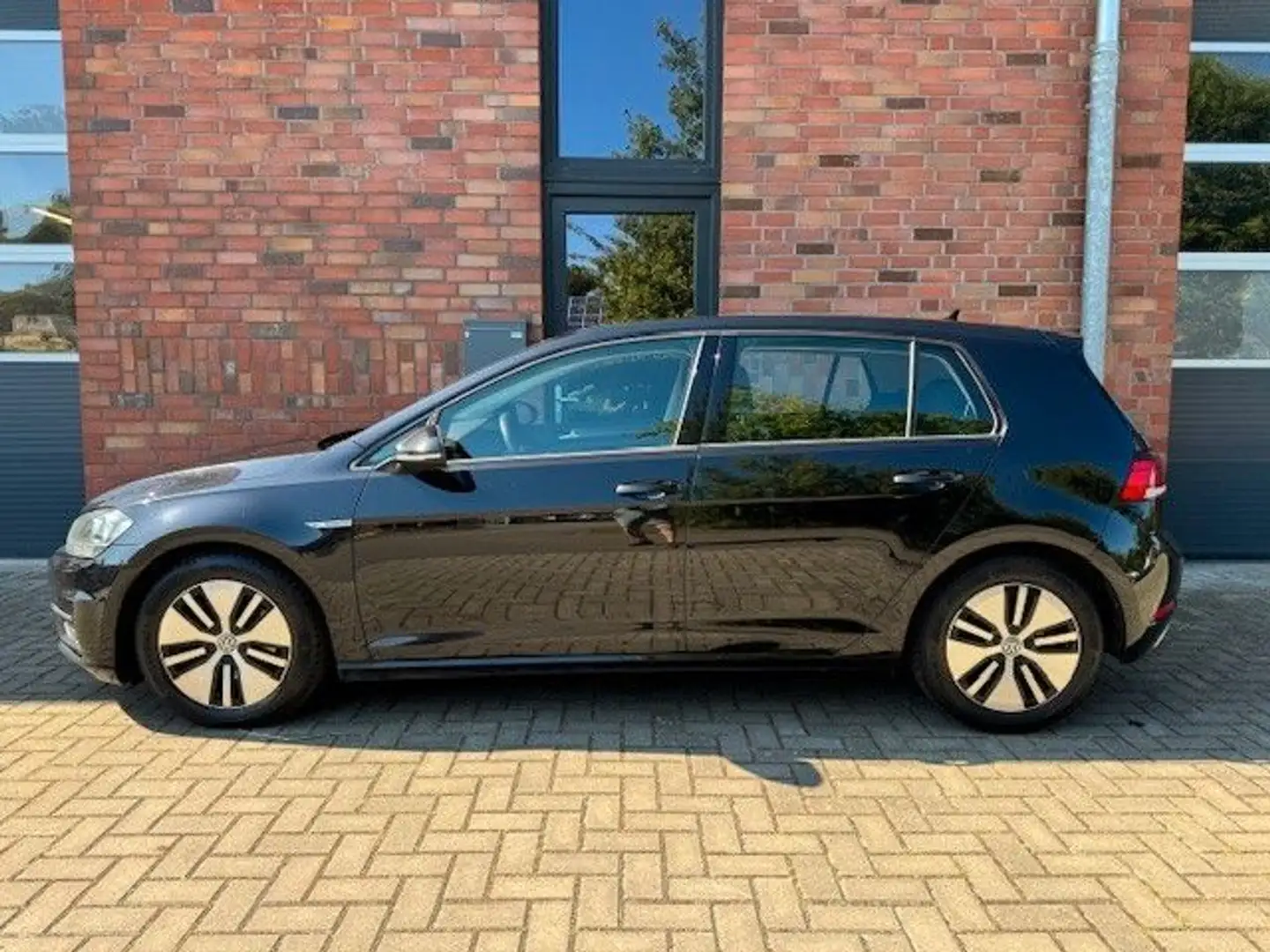 Volkswagen Golf VII Lim. 1.5TSI Comfortline BlueMotion,DAB+ Zwart - 2