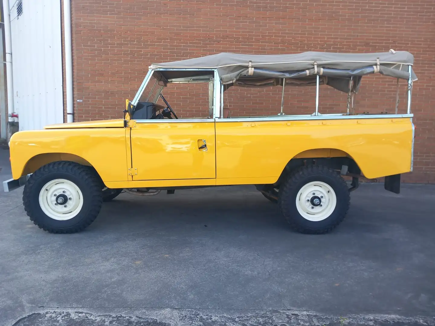 Land Rover Santana Amarillo - 2