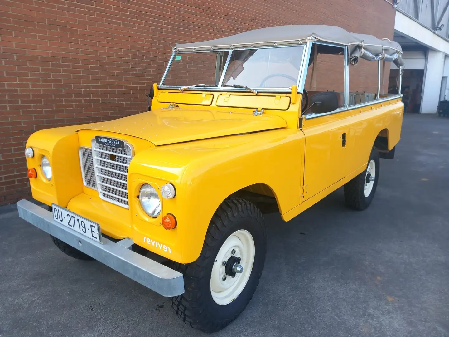 Land Rover Santana Amarillo - 1