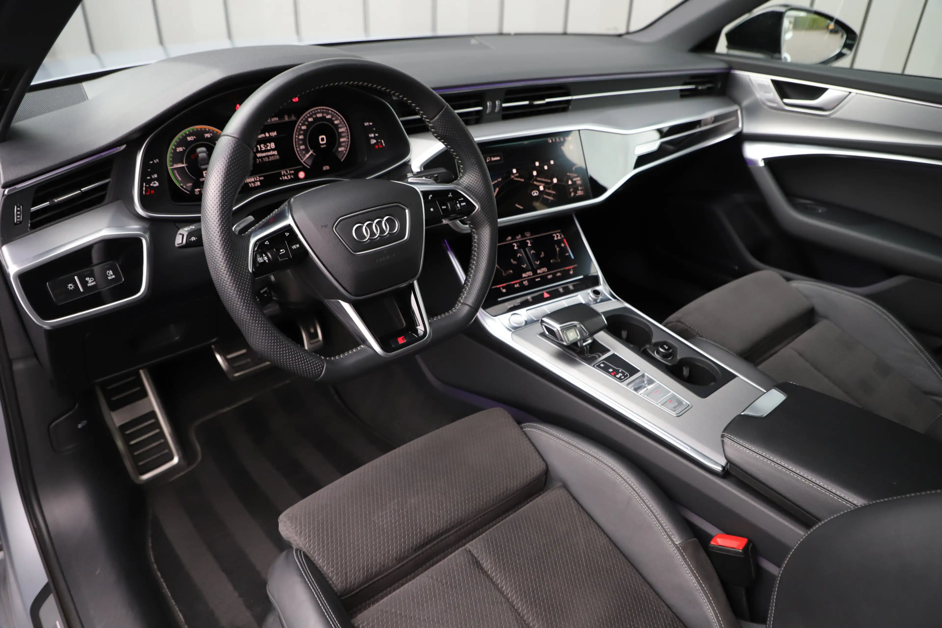 Audi A6 Limousine 55 TFSI e quattro Competition | 367PK | — photo 11