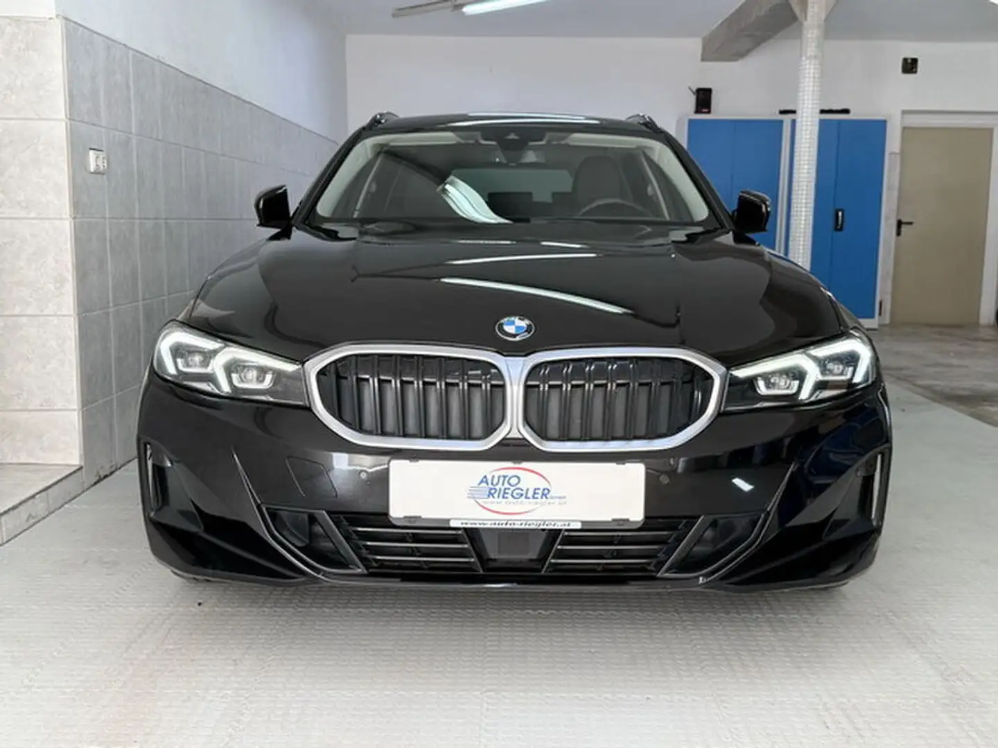 BMW 318 d ''LED-Navi-Livecockpit-AHK-Sportsitze-Alu '' Schwarz - 2