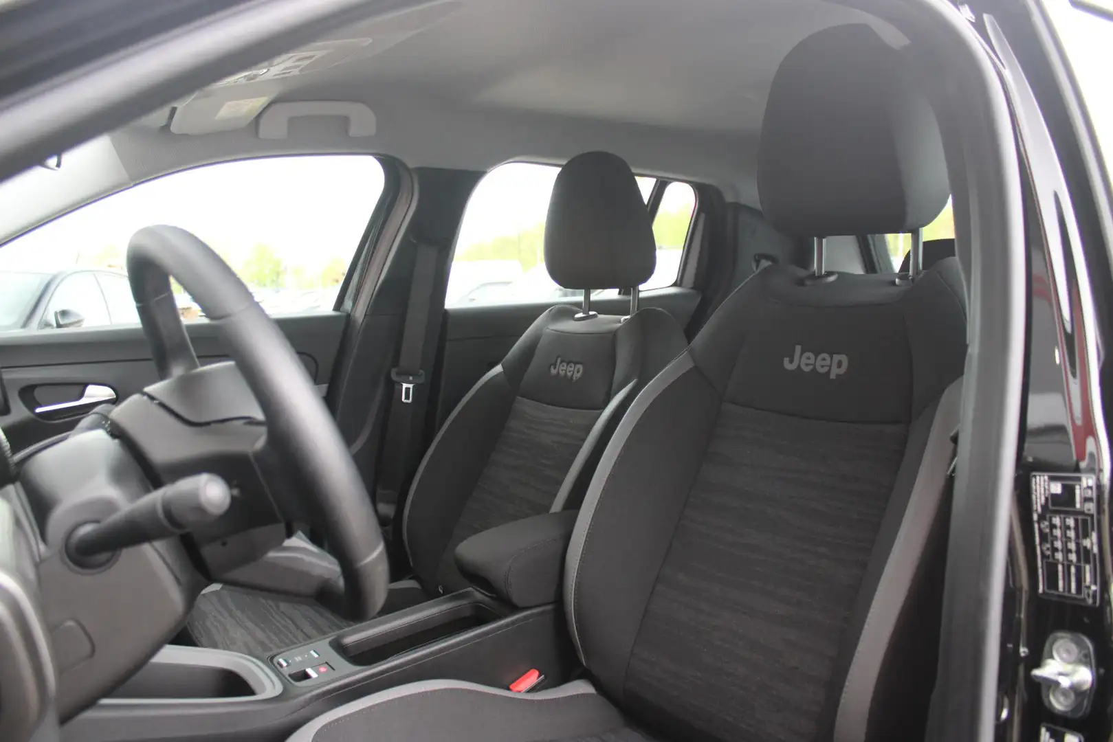 Jeep Avenger LONGTITUDE 156PK 54 kWh | NAVIGATIE | DRAADLOZE AP Zwart - 2