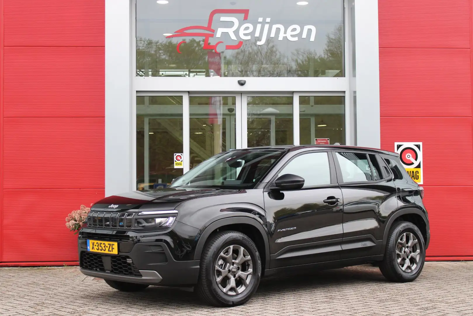 Jeep Avenger LONGTITUDE 156PK 54 kWh | NAVIGATIE | DRAADLOZE AP Zwart - 1