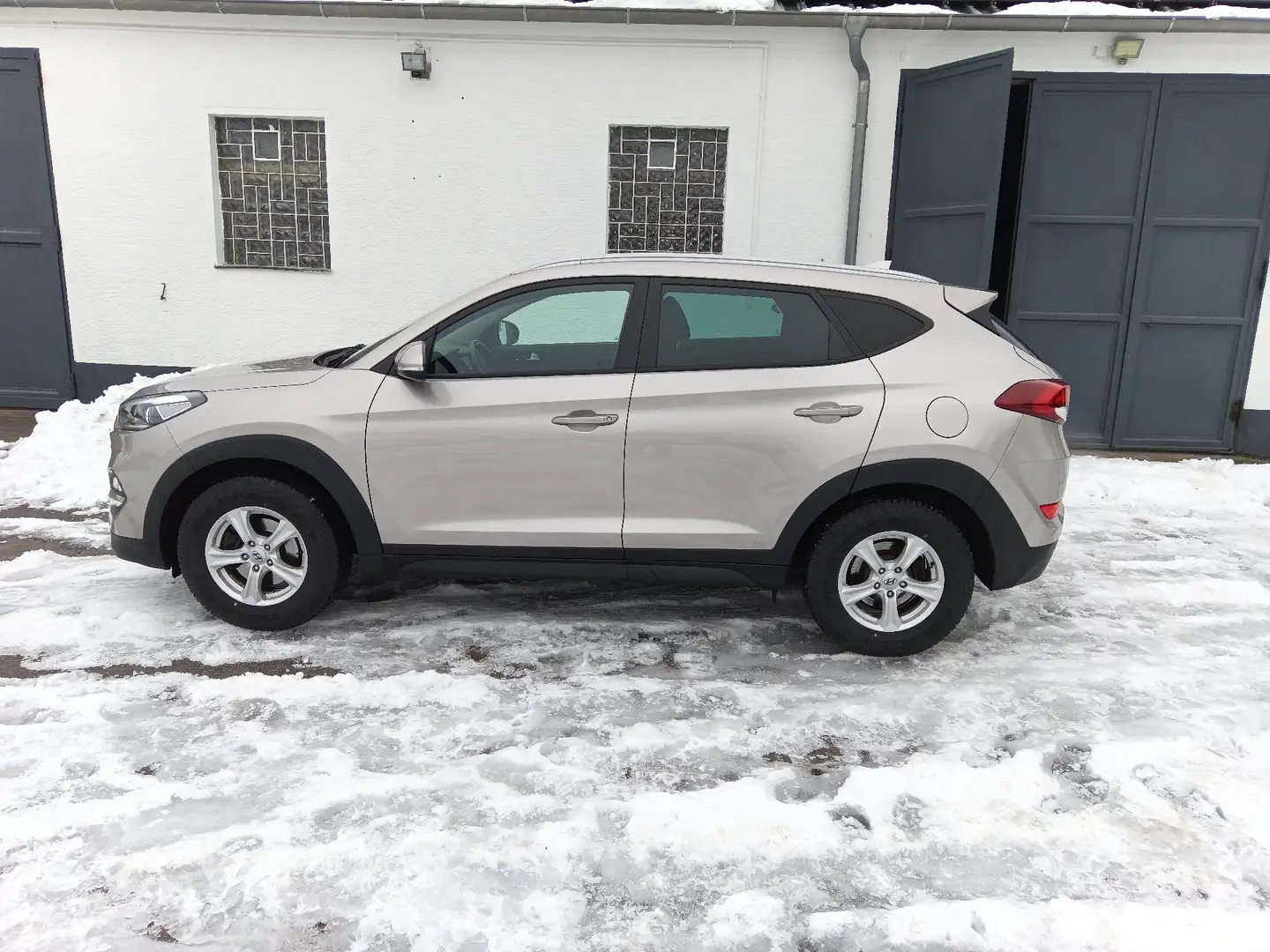 Hyundai TUCSON blue Intro Edition 2WD Beige - 2