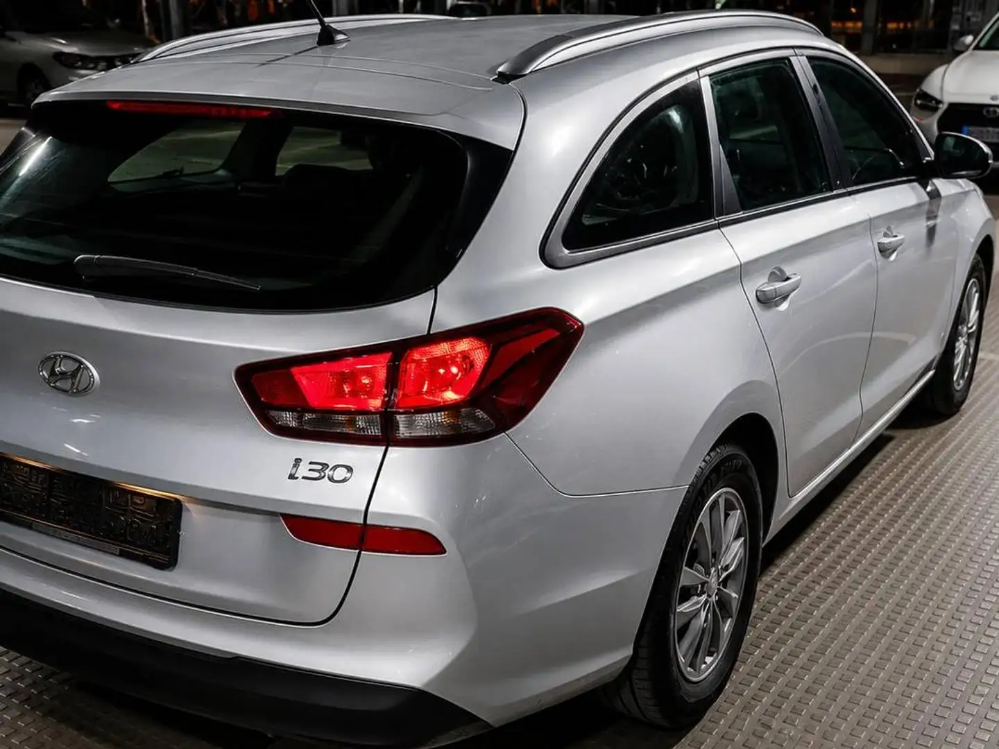 Hyundai i30 i30 CW 1,4 MPI Click Click Grau - 2