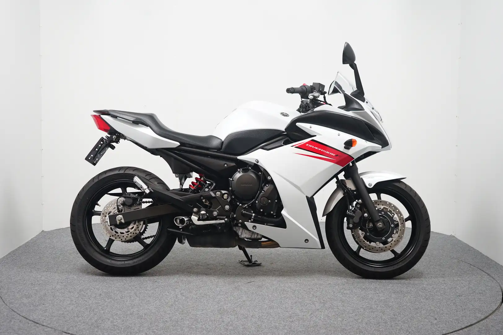 Yamaha XJ 6 FA Piros - 1