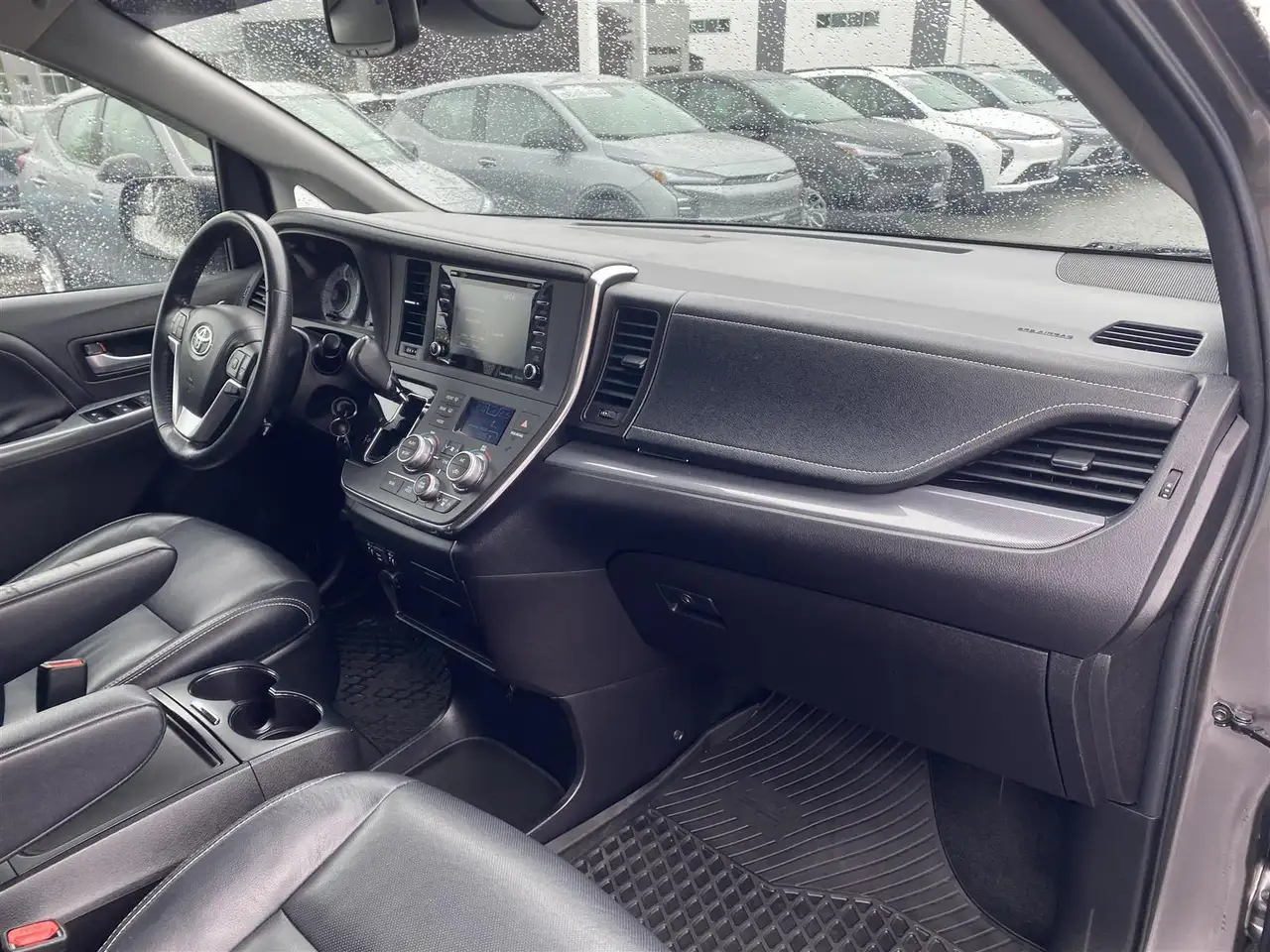 Toyota Sienna снимка Toyota Sienna