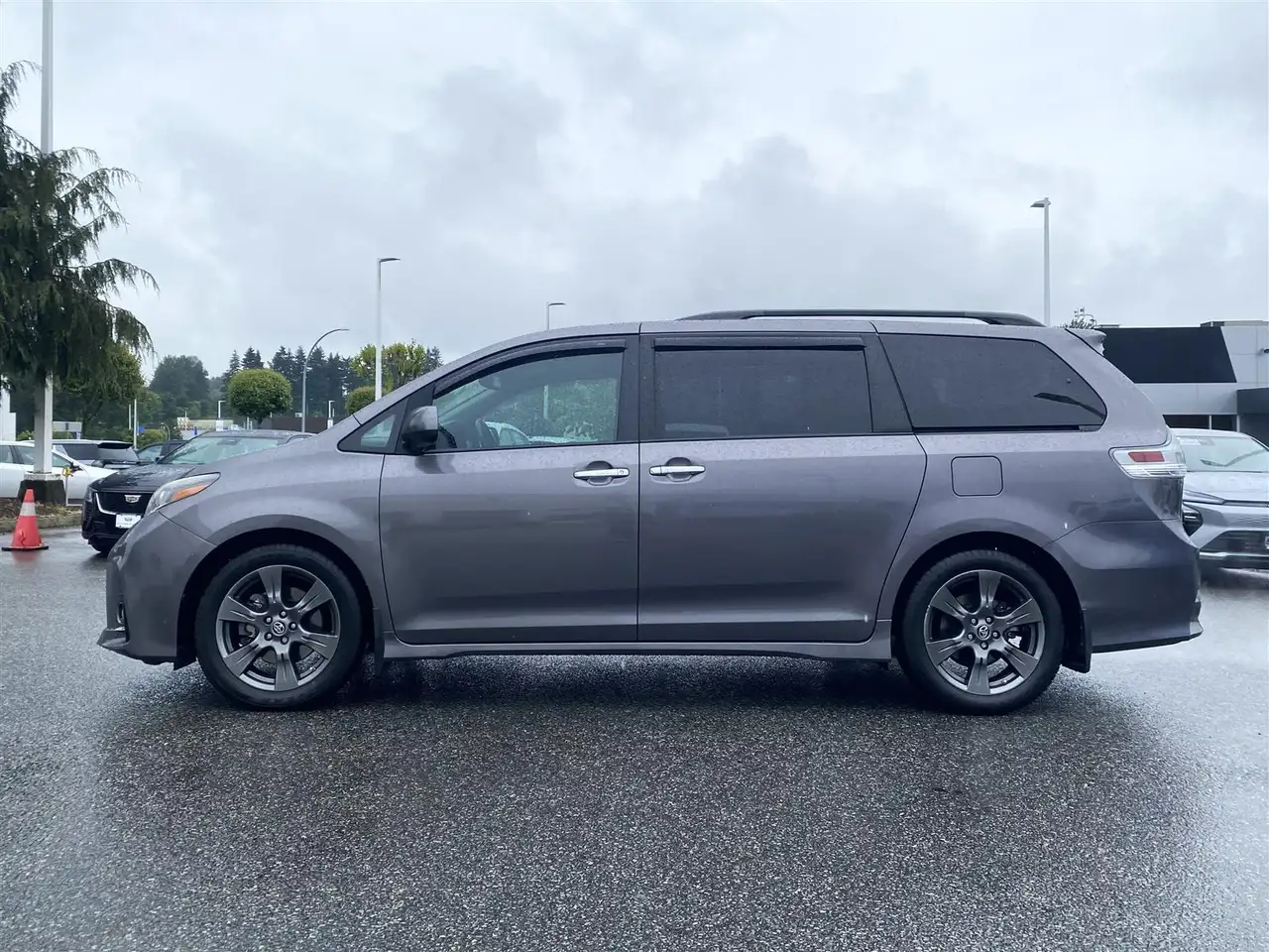 Toyota Sienna снимка Toyota Sienna