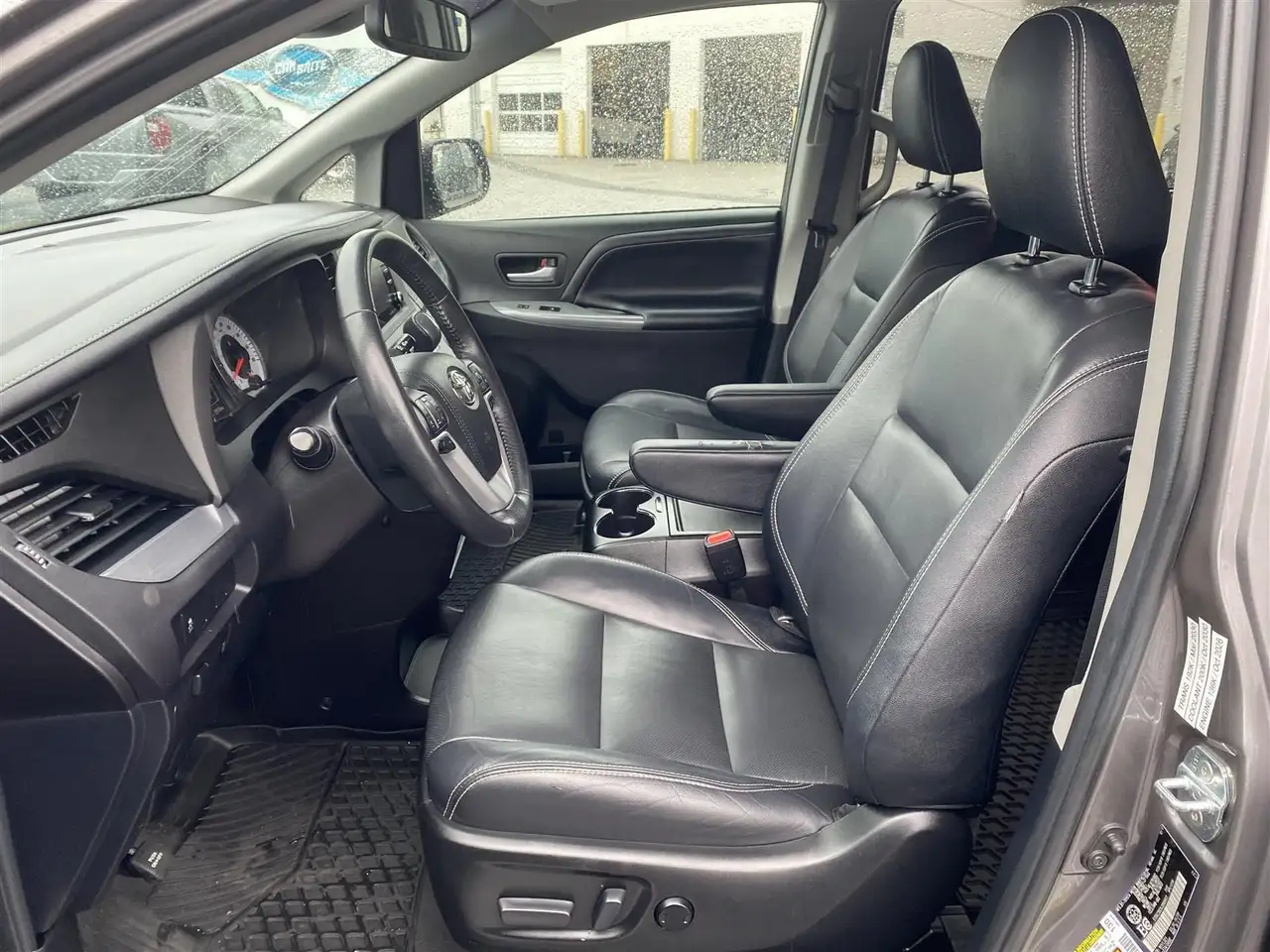Toyota Sienna снимка Toyota Sienna