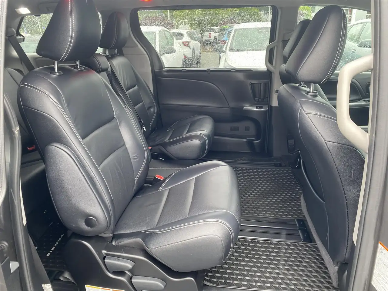 Toyota Sienna снимка Toyota Sienna