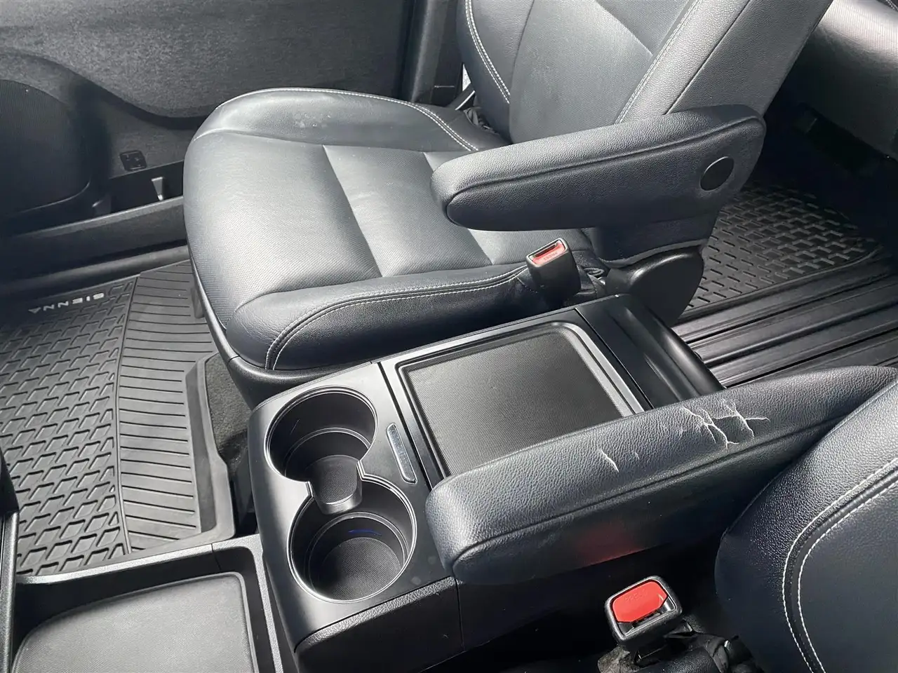 Toyota Sienna снимка Toyota Sienna