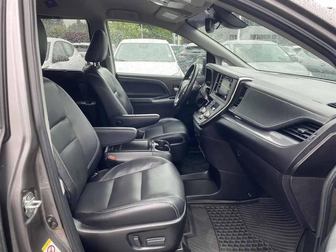 Toyota Sienna снимка Toyota Sienna