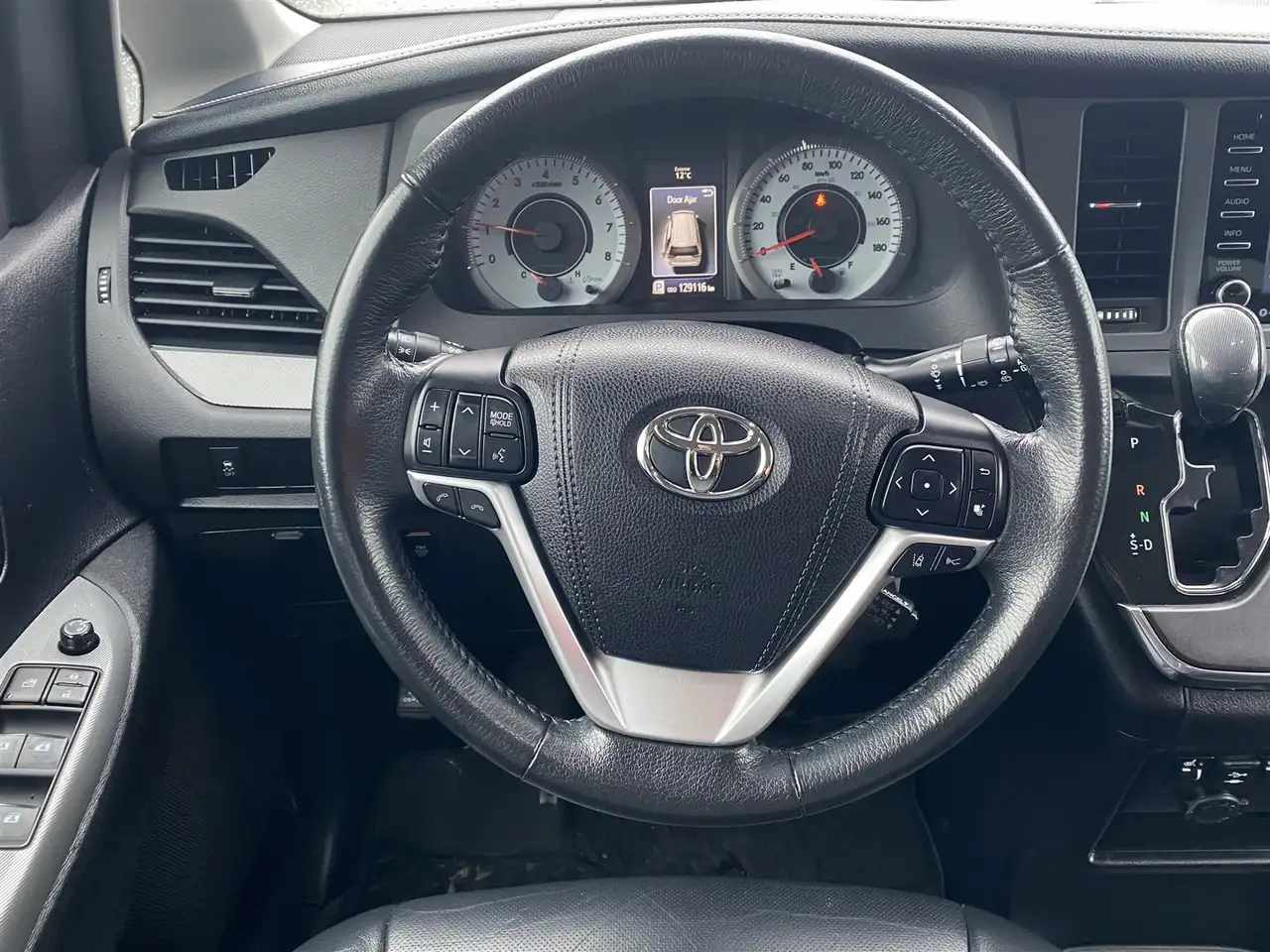 Toyota Sienna снимка Toyota Sienna