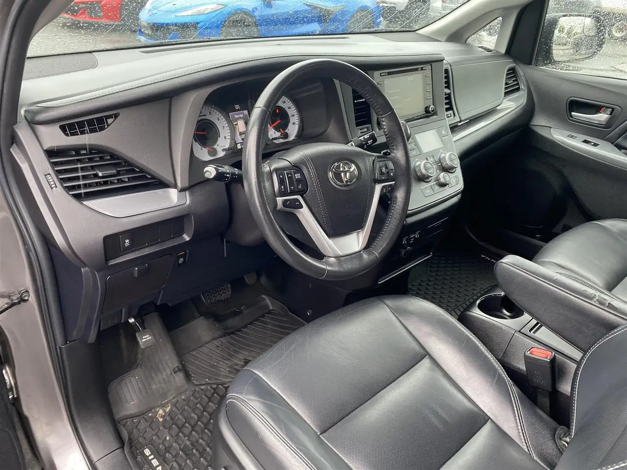 Toyota Sienna снимка Toyota Sienna