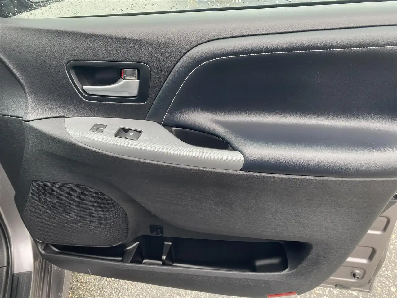 Toyota Sienna снимка Toyota Sienna