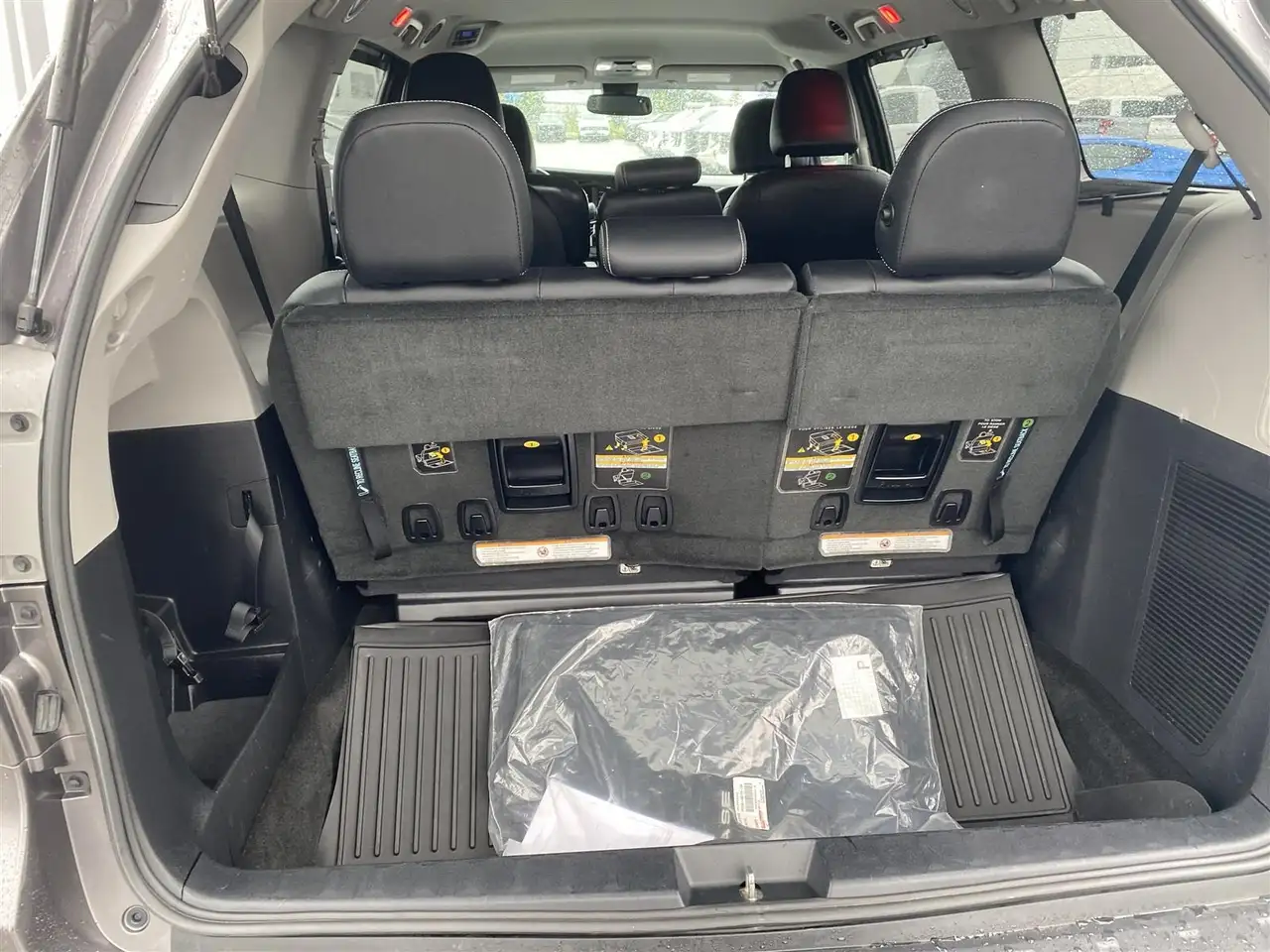 Toyota Sienna снимка Toyota Sienna