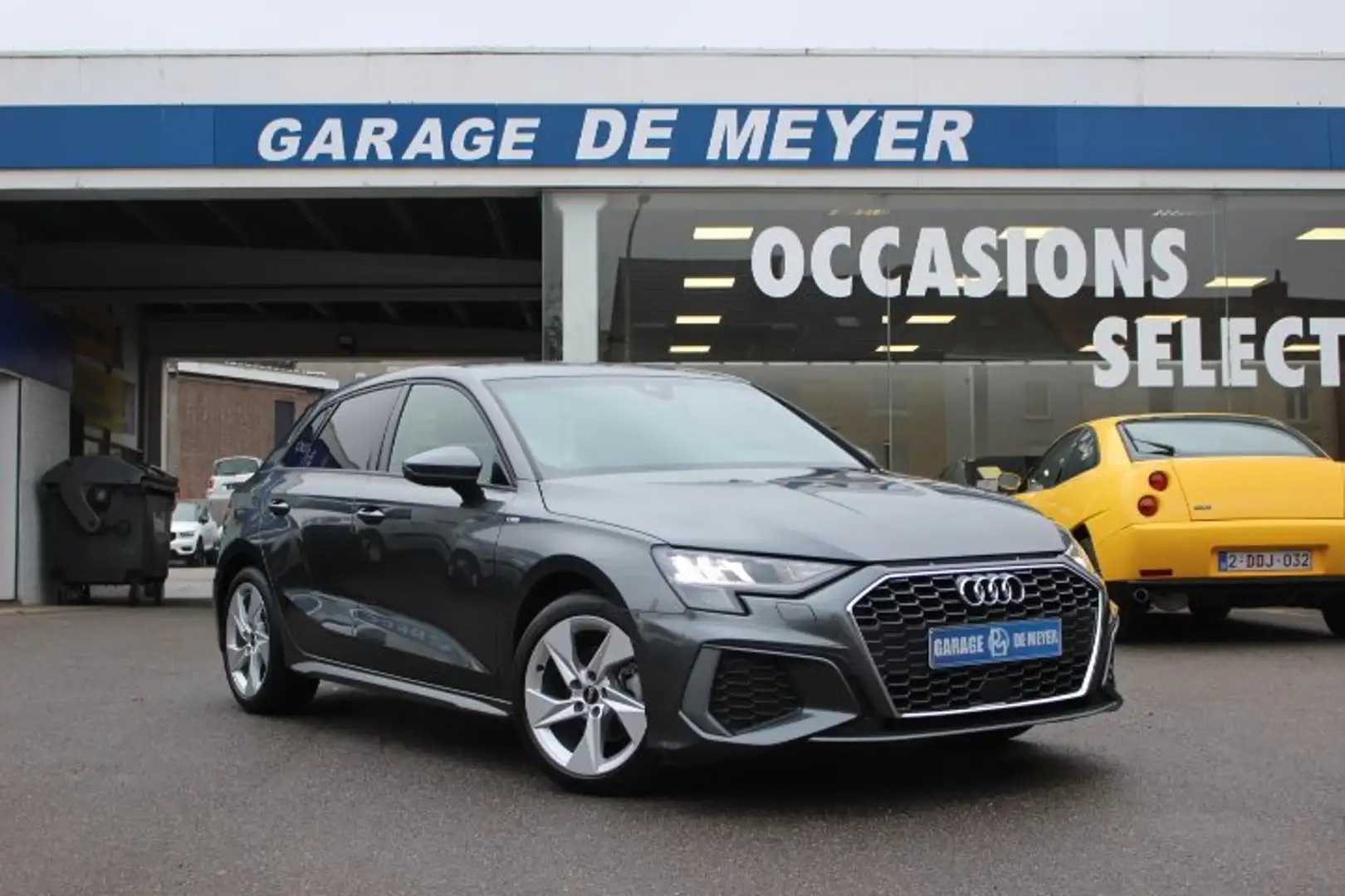 Audi A3 Sportback 30 TFSI S line Grau - 1