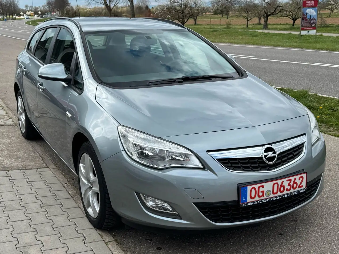 Opel Astra J Sports Tourer Edition/TÜV NEU/KLIMA/ Silber - 1