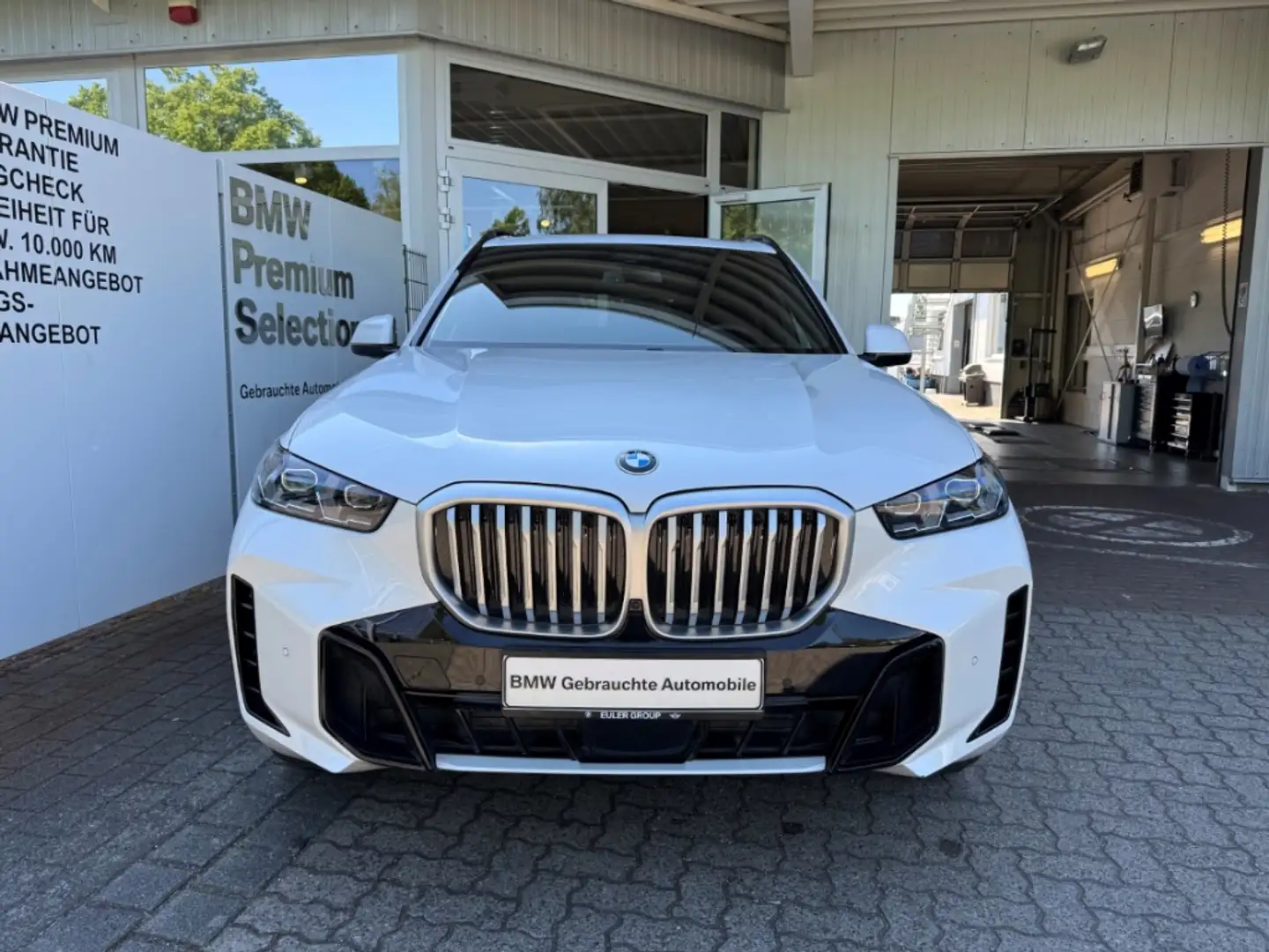 BMW X5 40i M-Sport ICONIC 20'' Pano AHK H/K Sitzbelüf HUD Weiß - 2