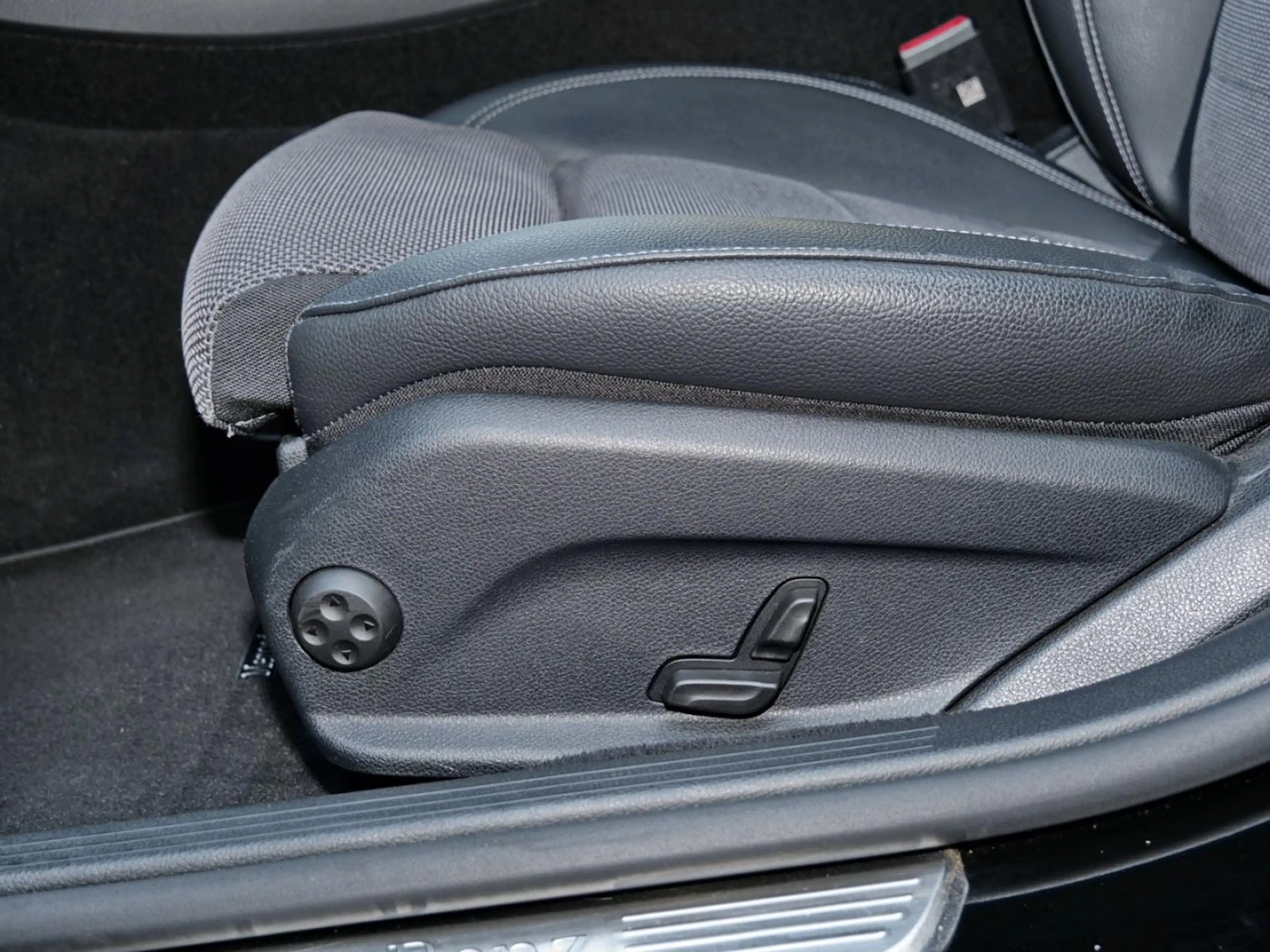 Mercedes-Benz E 220 d 4M T AMG Night Distronic+ 360° Widescreen — photo 14