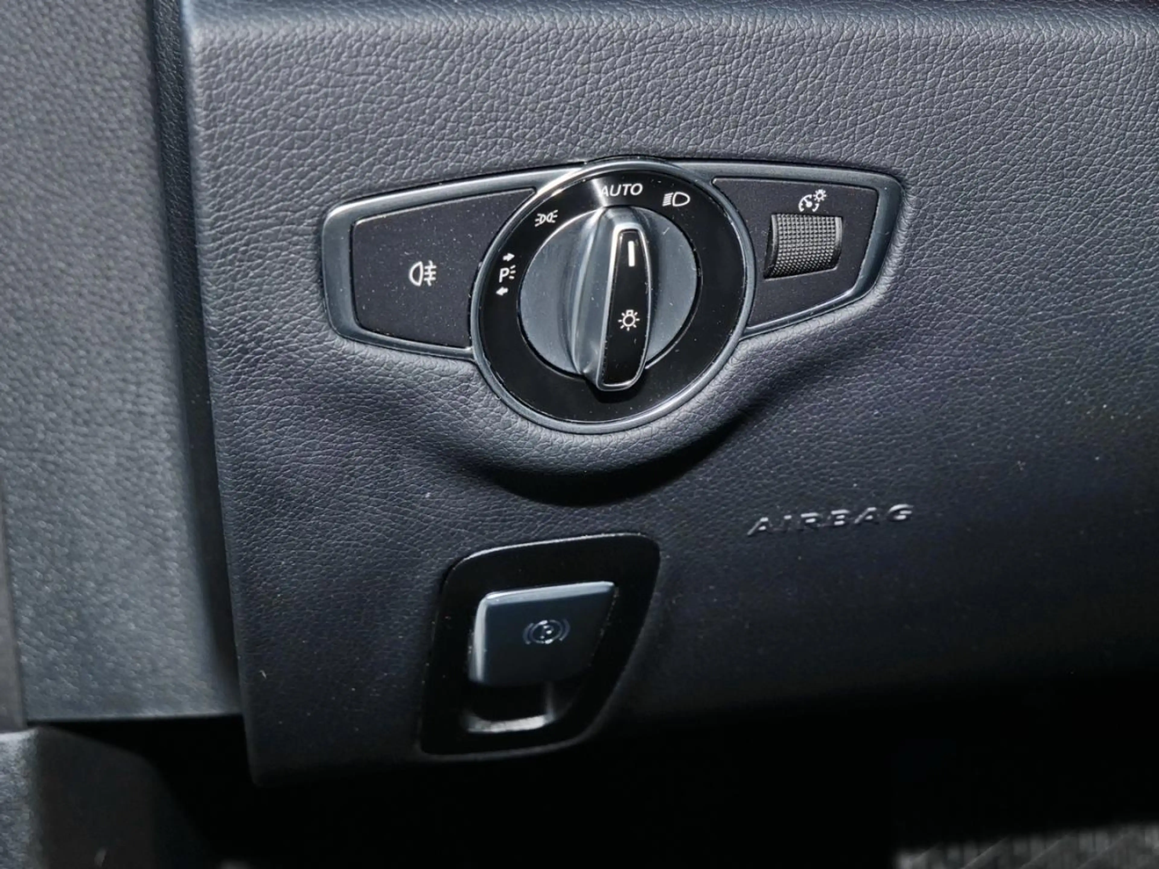 Mercedes-Benz E 220 d 4M T AMG Night Distronic+ 360° Widescreen — photo 15