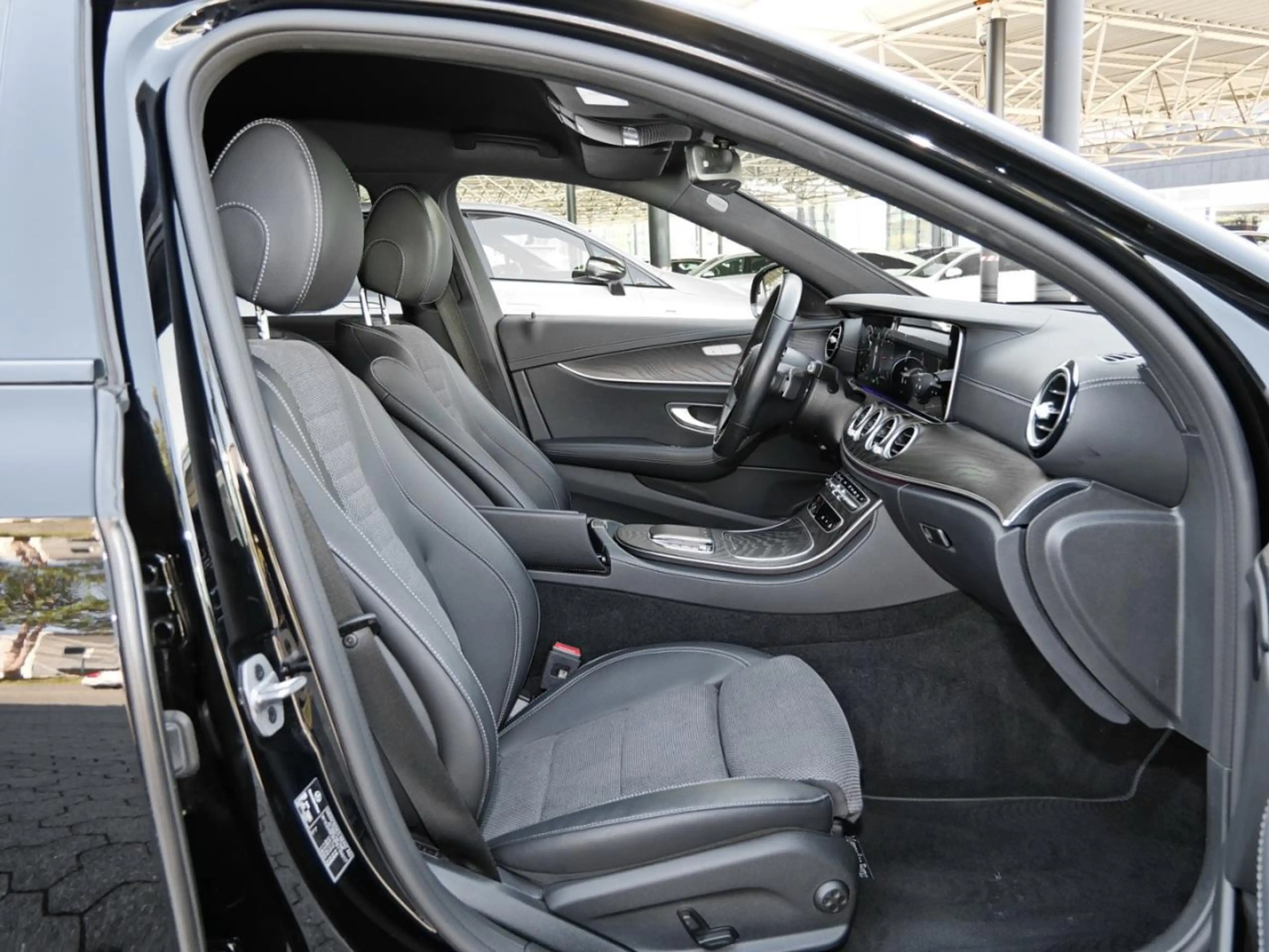 Mercedes-Benz E 220 d 4M T AMG Night Distronic+ 360° Widescreen — photo 7