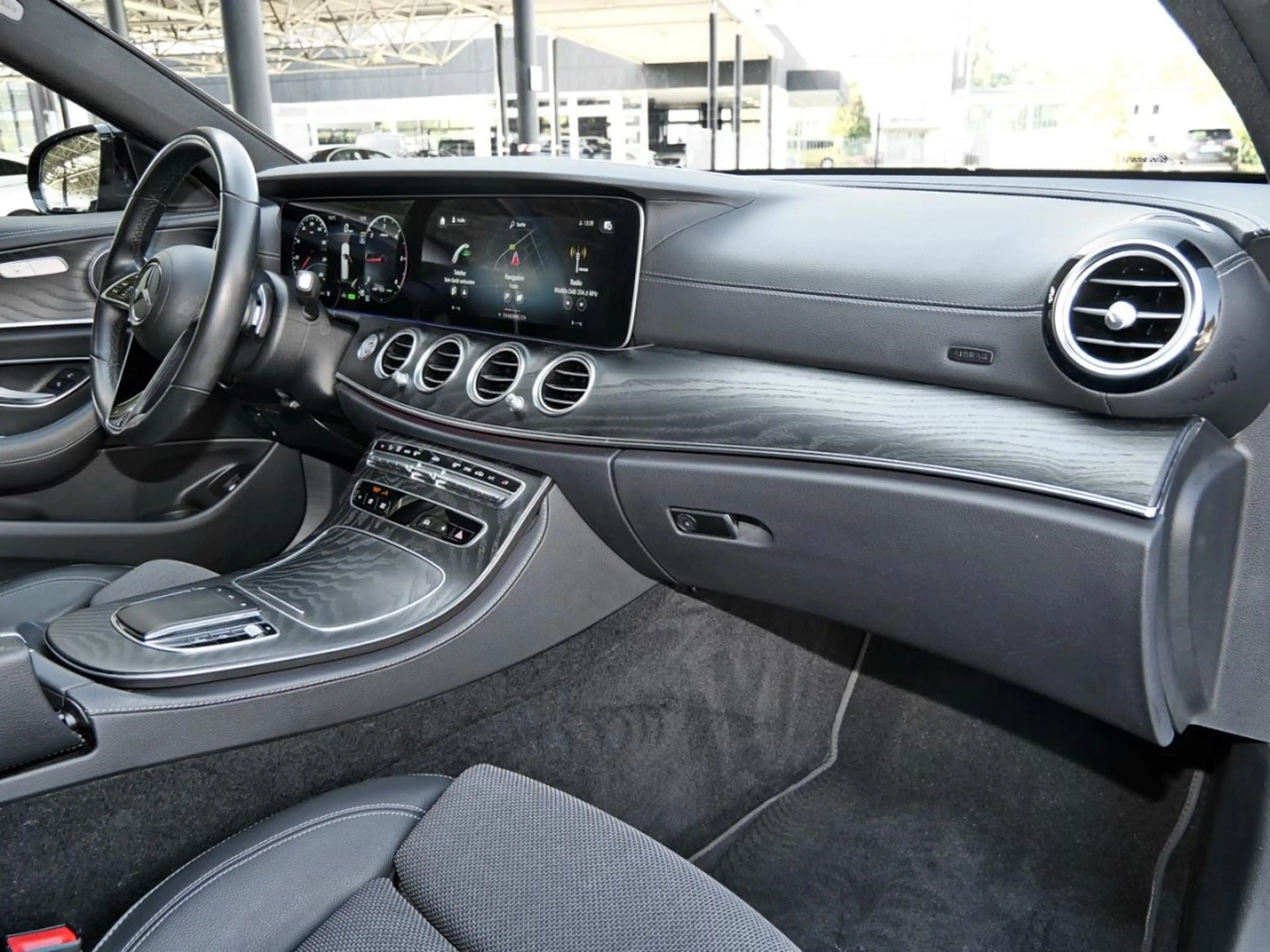 Mercedes-Benz E 220 d 4M T AMG Night Distronic+ 360° Widescreen — photo 9