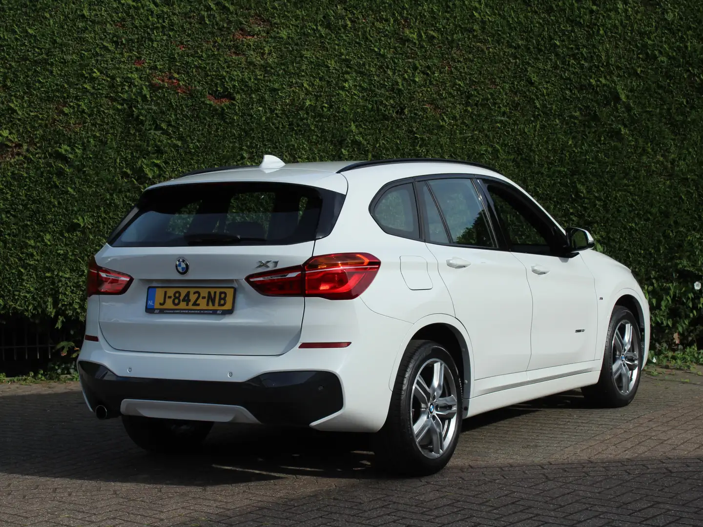 BMW X1 sDrive18i Executive M Sport | Trekhaak Wit - 2